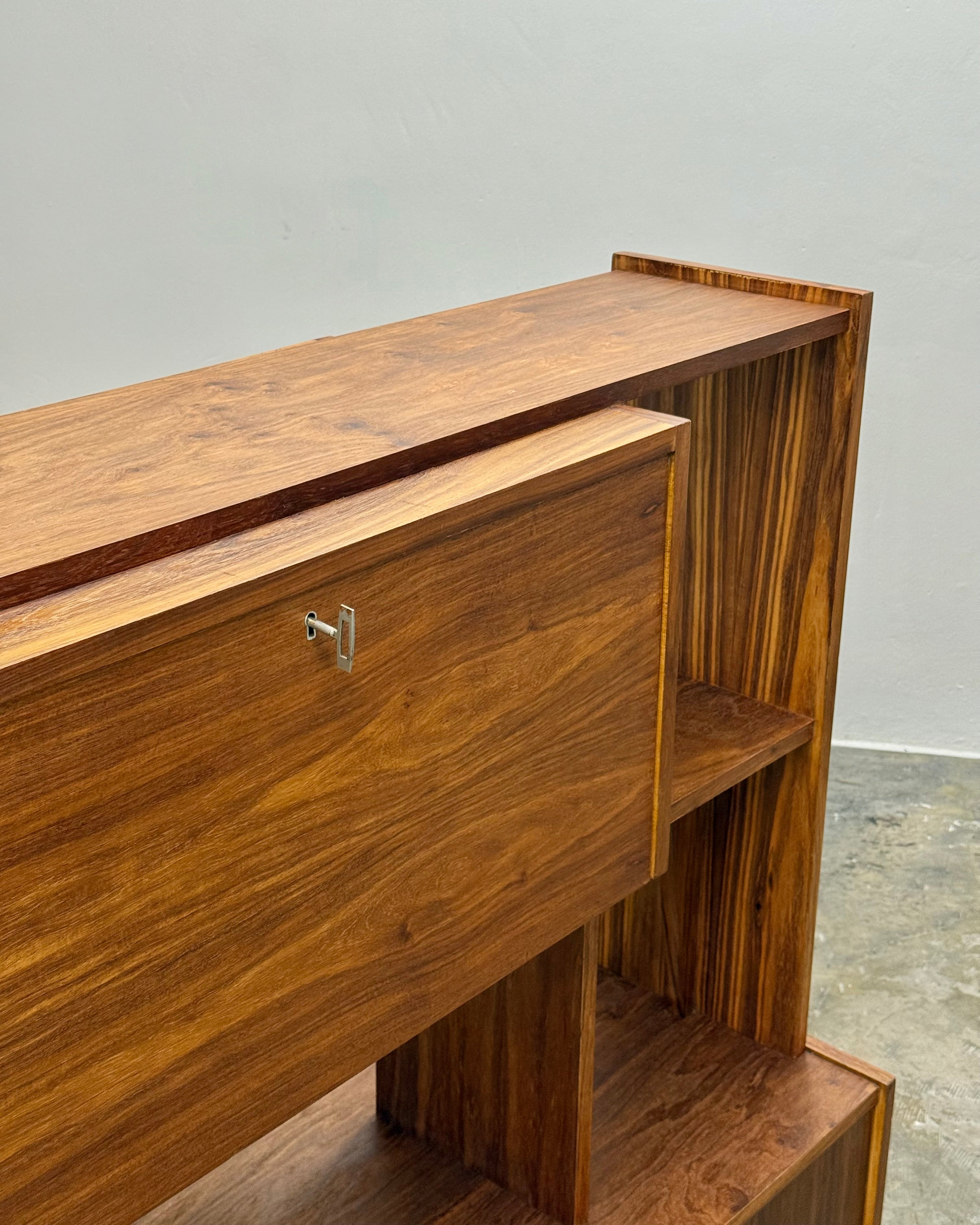 RETRO ROOM DIVIDER / LIQUOR CABINET