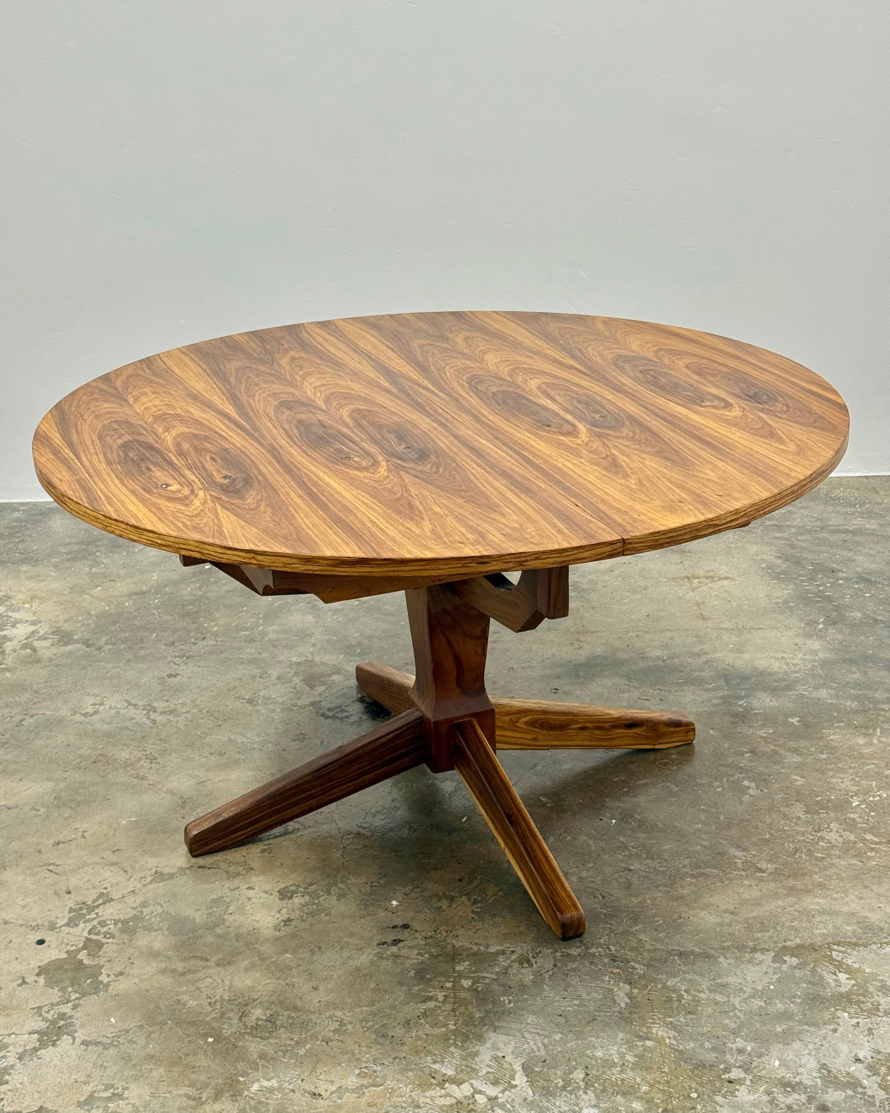EXTENDABLE VINTAGE DINING TABLE - KIAAT