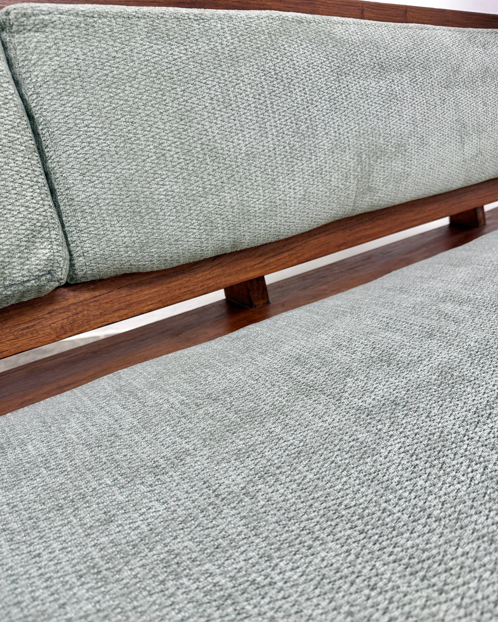 KIAAT 3 SEATER COUCH