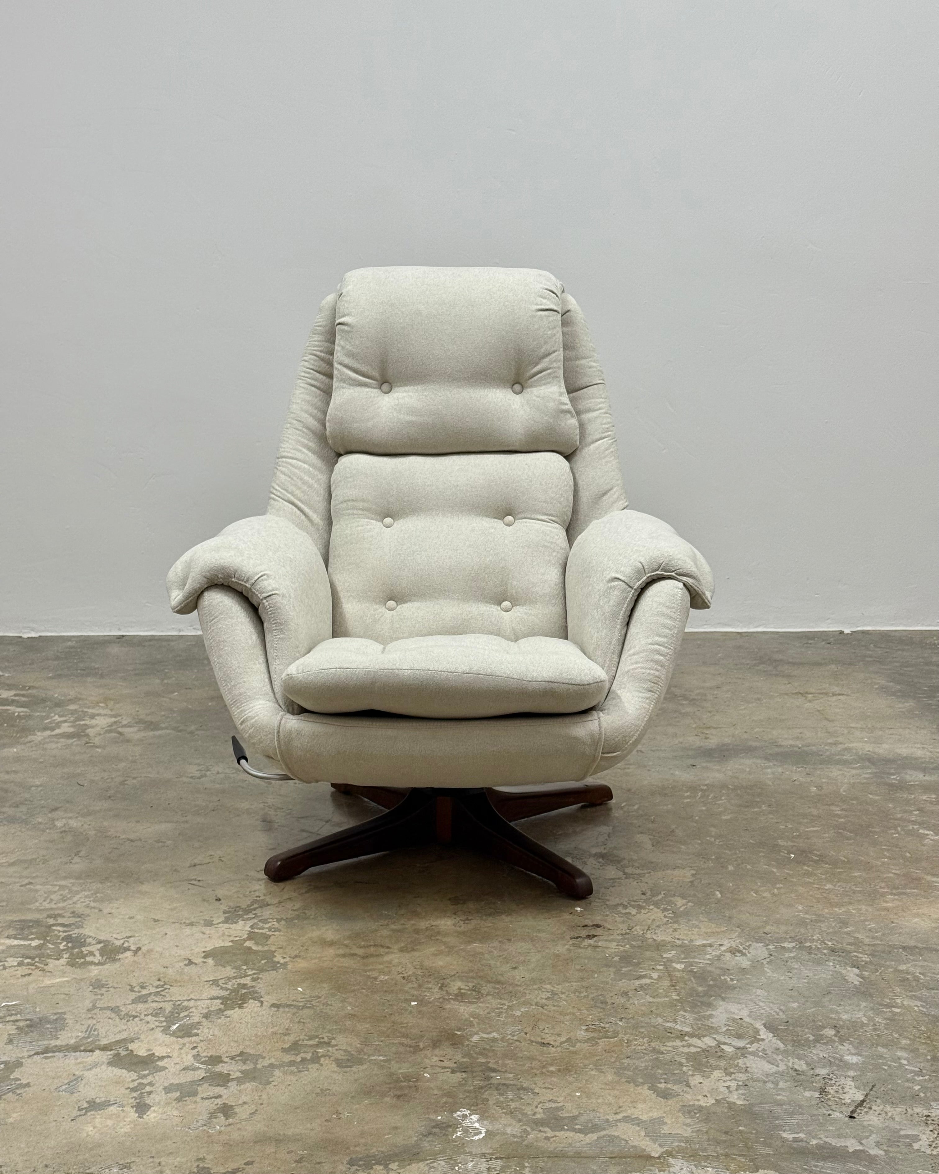 MID-CENTURY SWIVEL CHAIR BY GRAFTON EVEREST