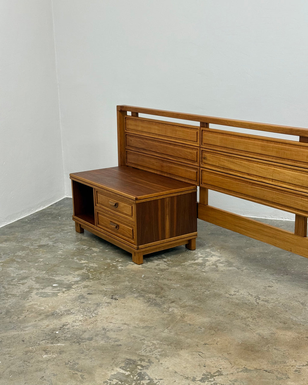 QUEEN HEADBOARD & PEDESTALS BY TORRENTE
