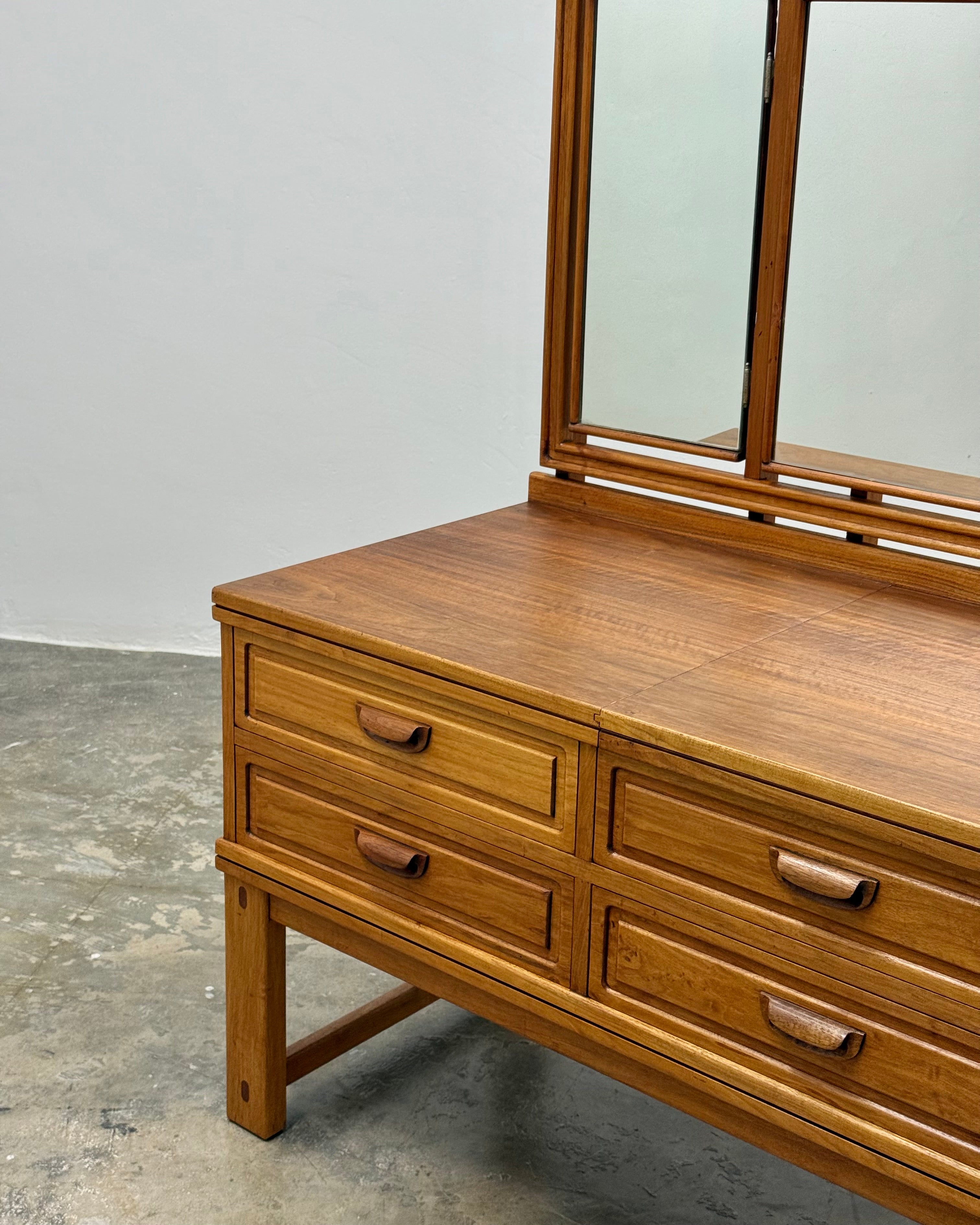 DRESSING TABLE BY TORRENTE