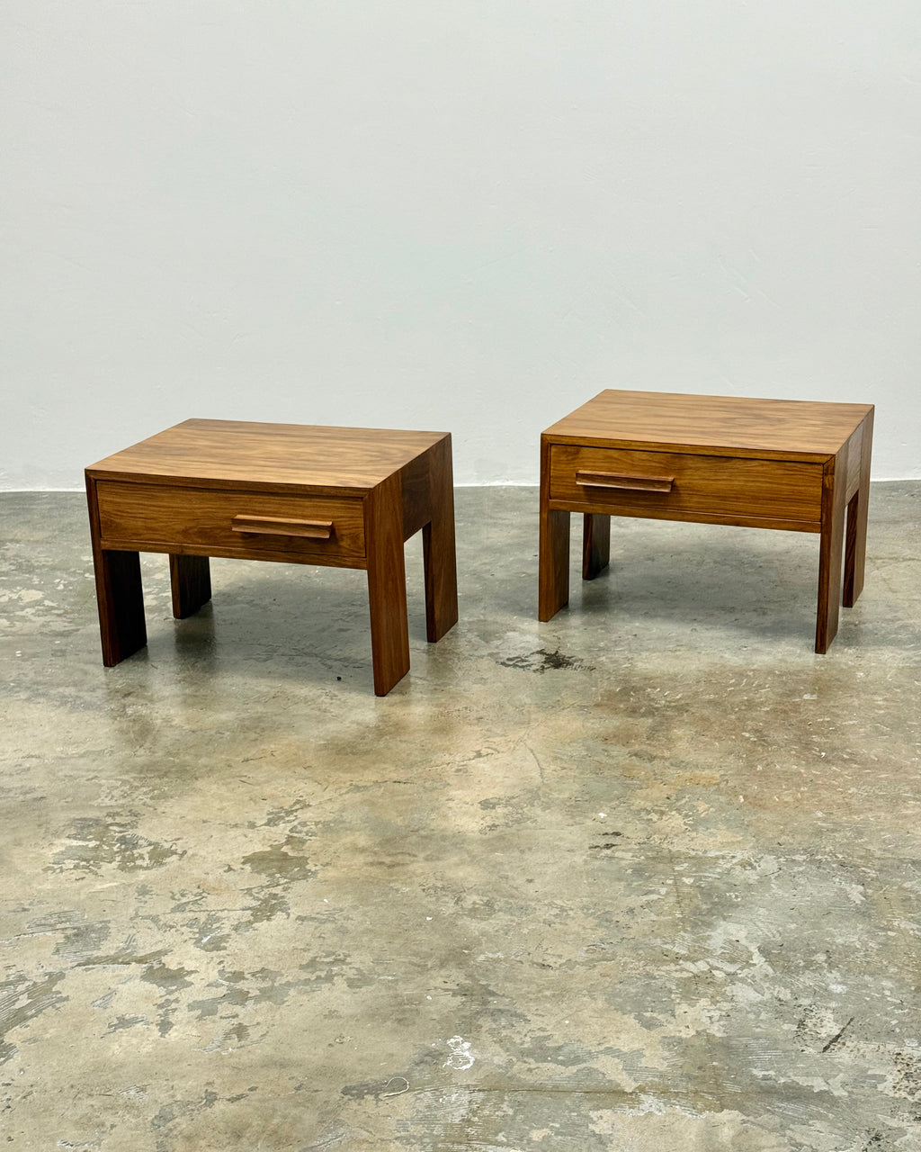 PAIR OF MID-CENTURY PEDESTALS IN KIAAT