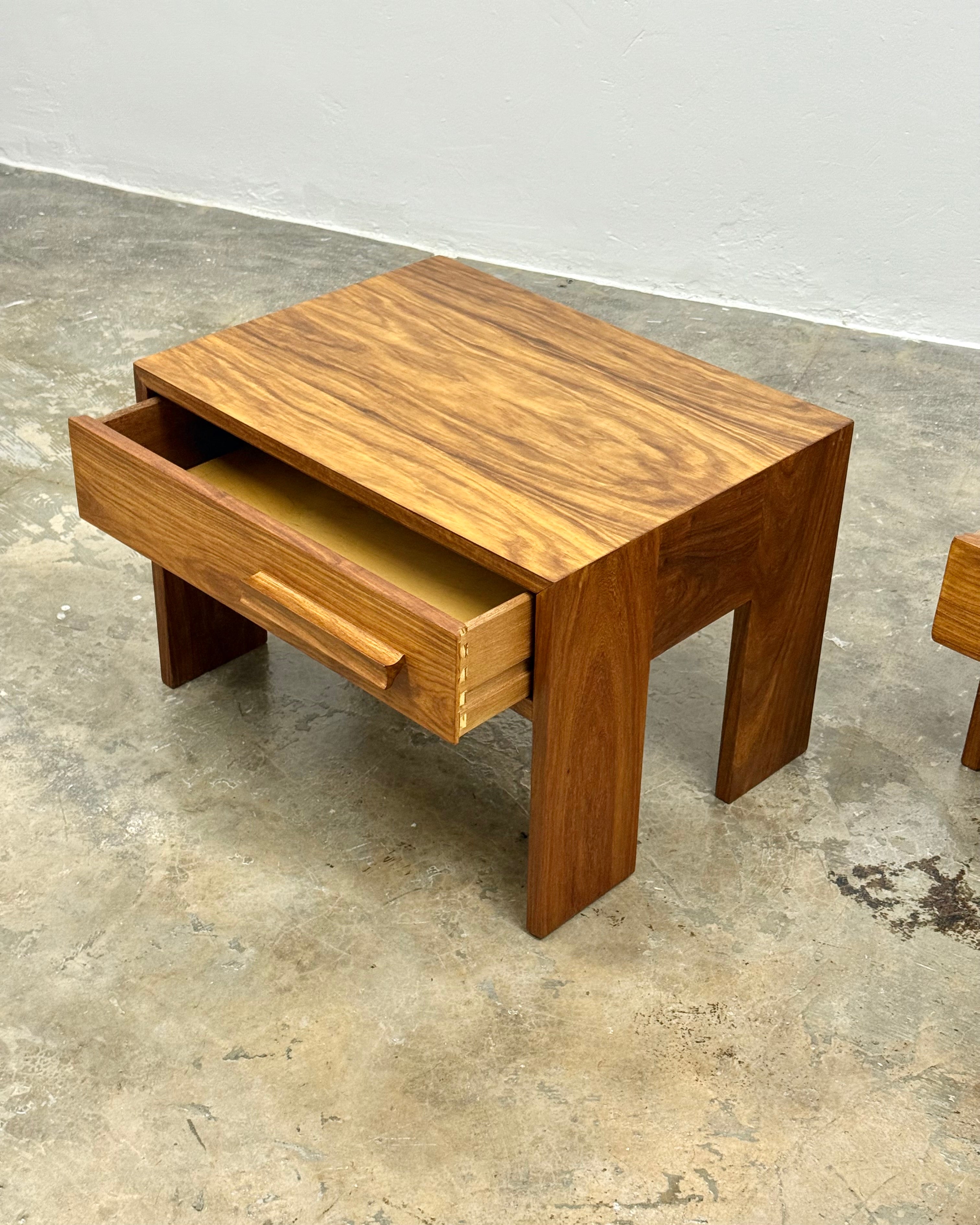 PAIR OF MID-CENTURY PEDESTALS IN KIAAT