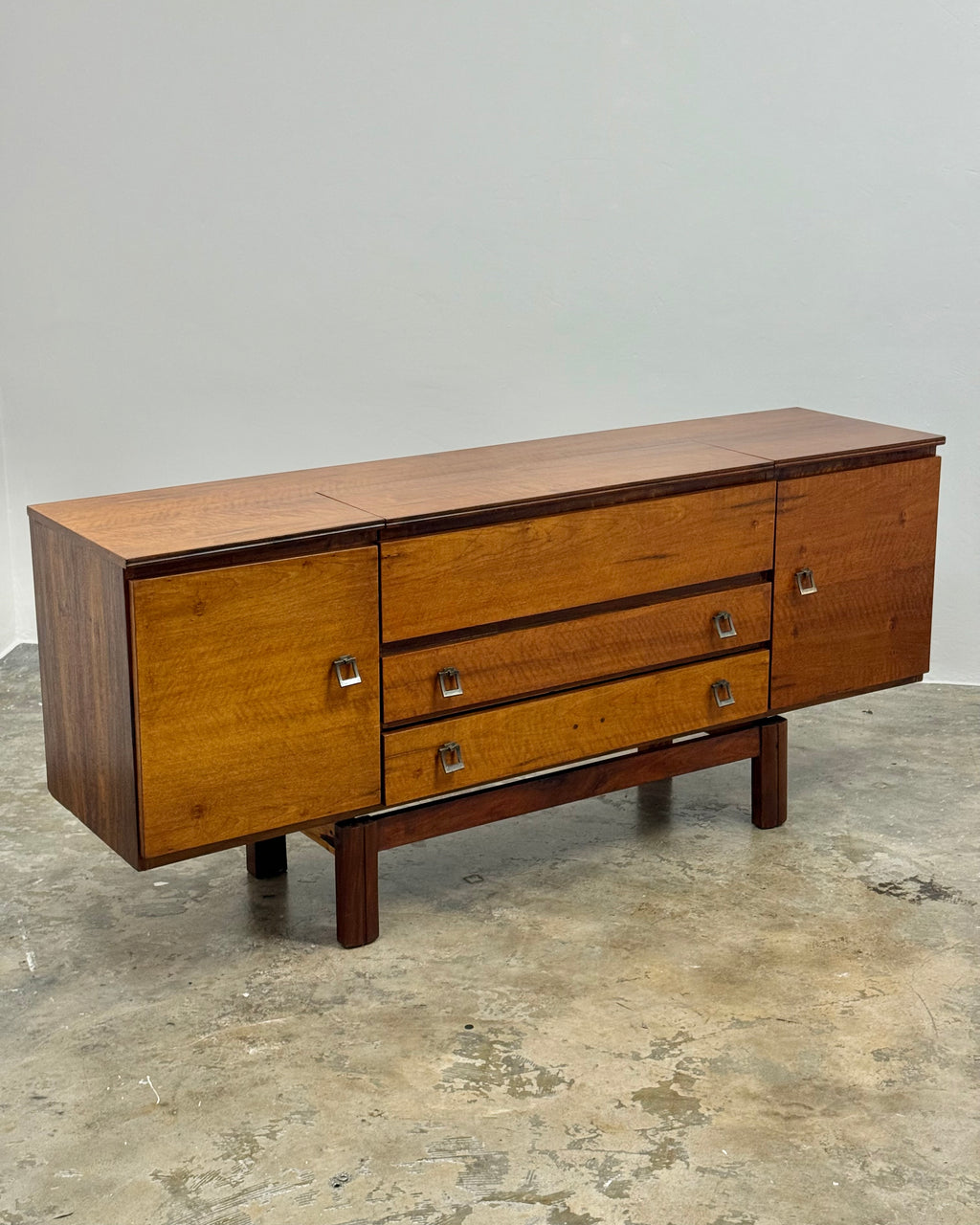 MID-CENTURY SIDEBOARD