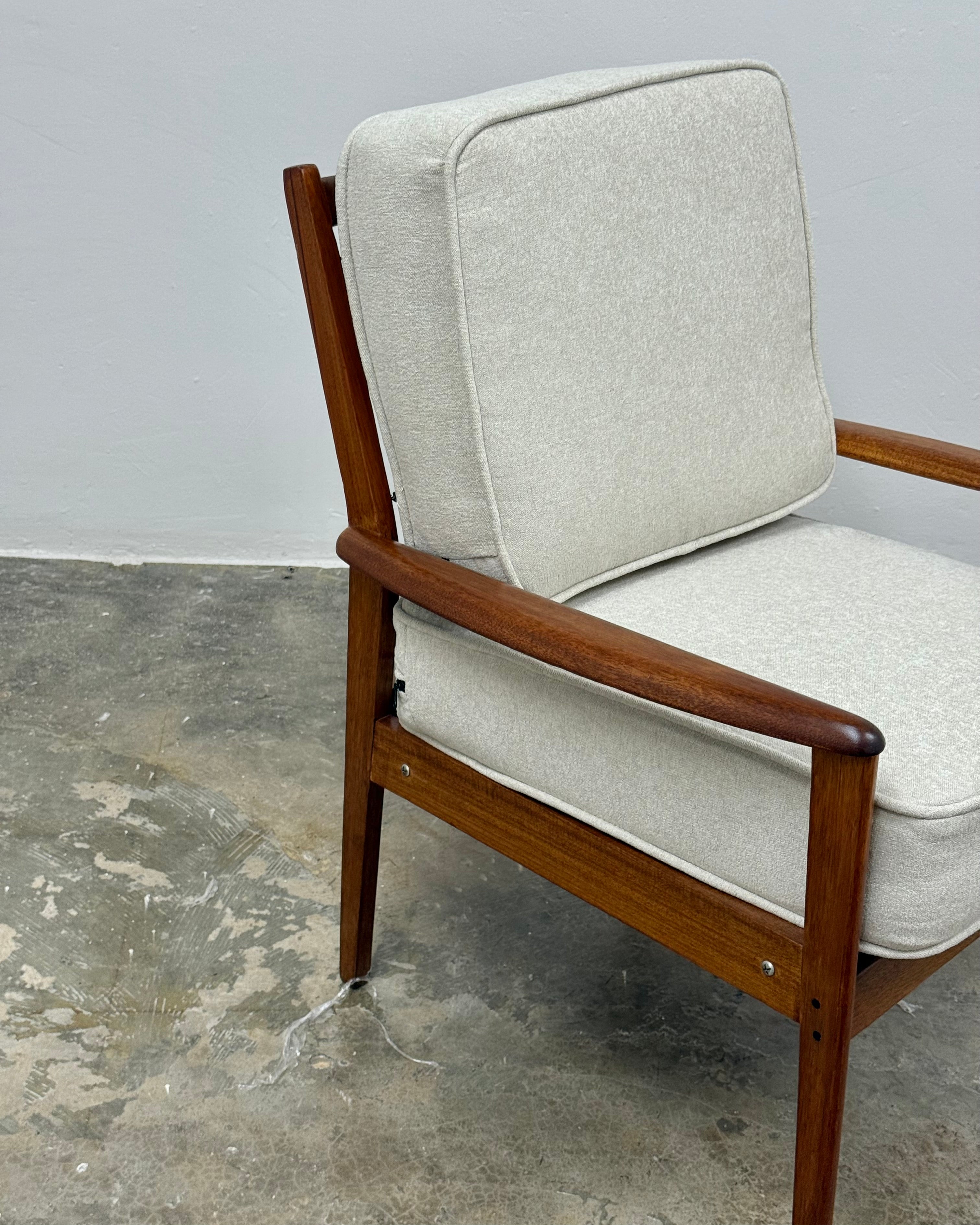 MID-CENTURY ARMCHAIR PAIR BY PARKER-KNOLL 1