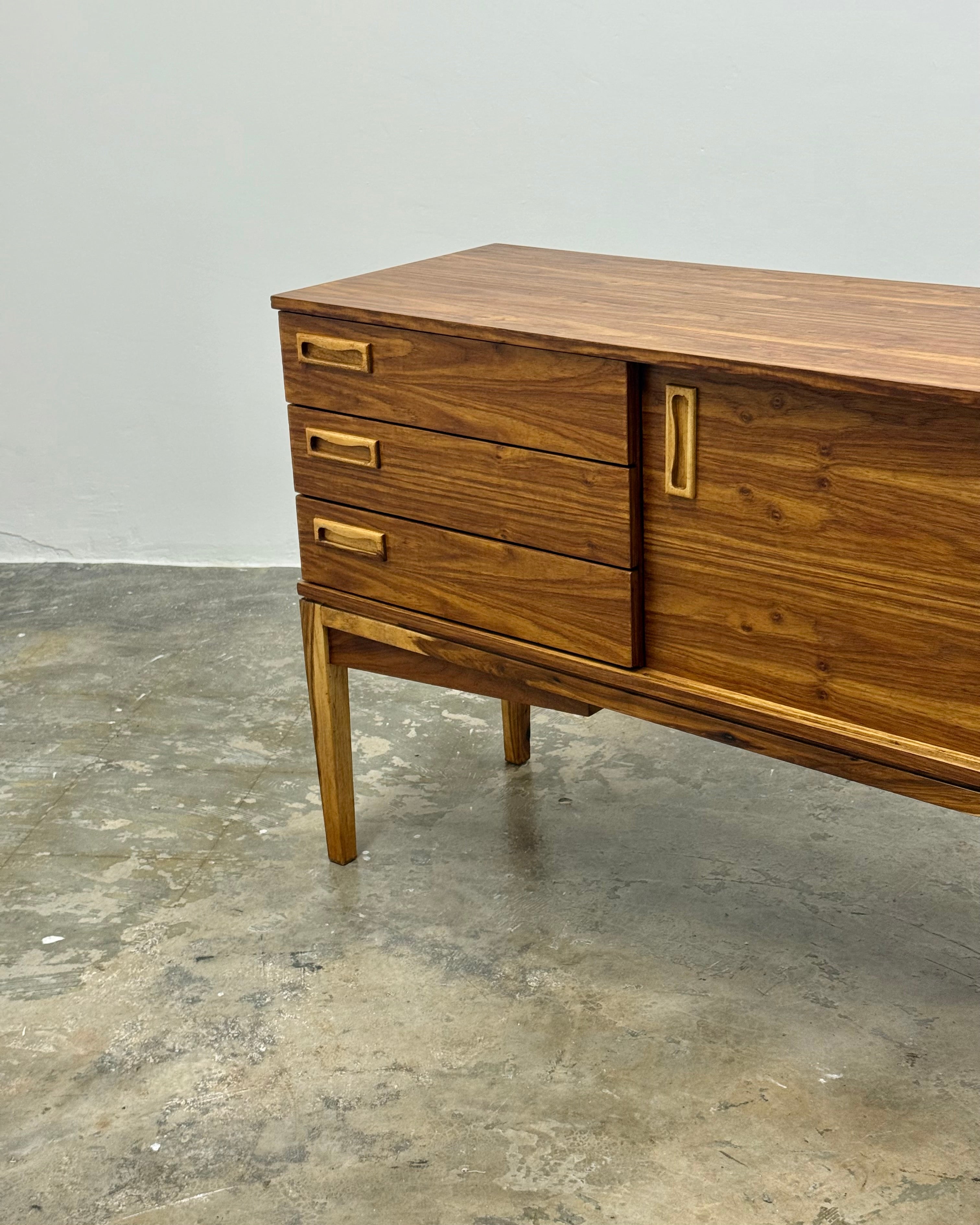 MID-CENTURY SIDEBOARD BY NOVOCRAFT