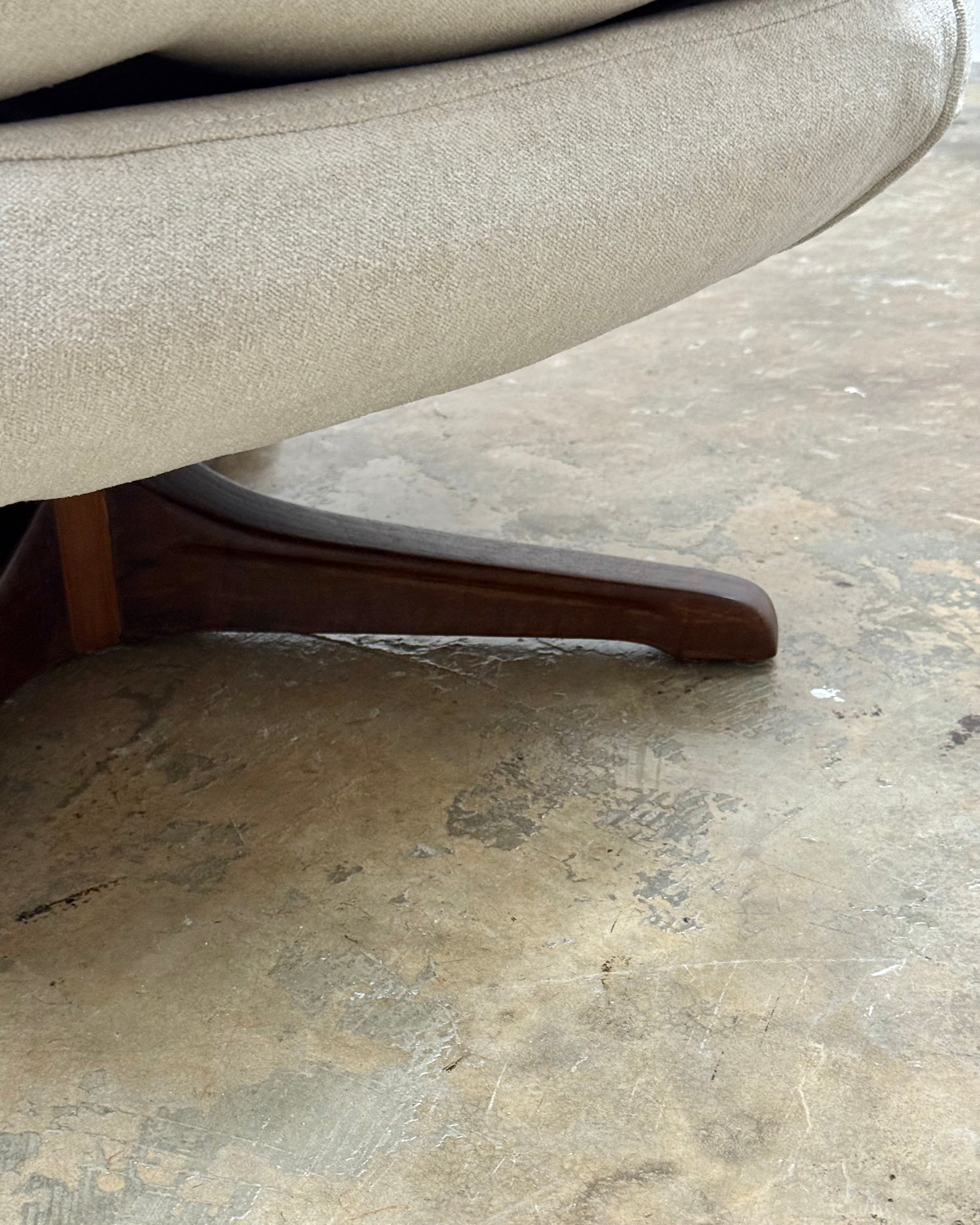 MID-CENTURY SWIVEL CHAIR BY GRAFTON EVEREST