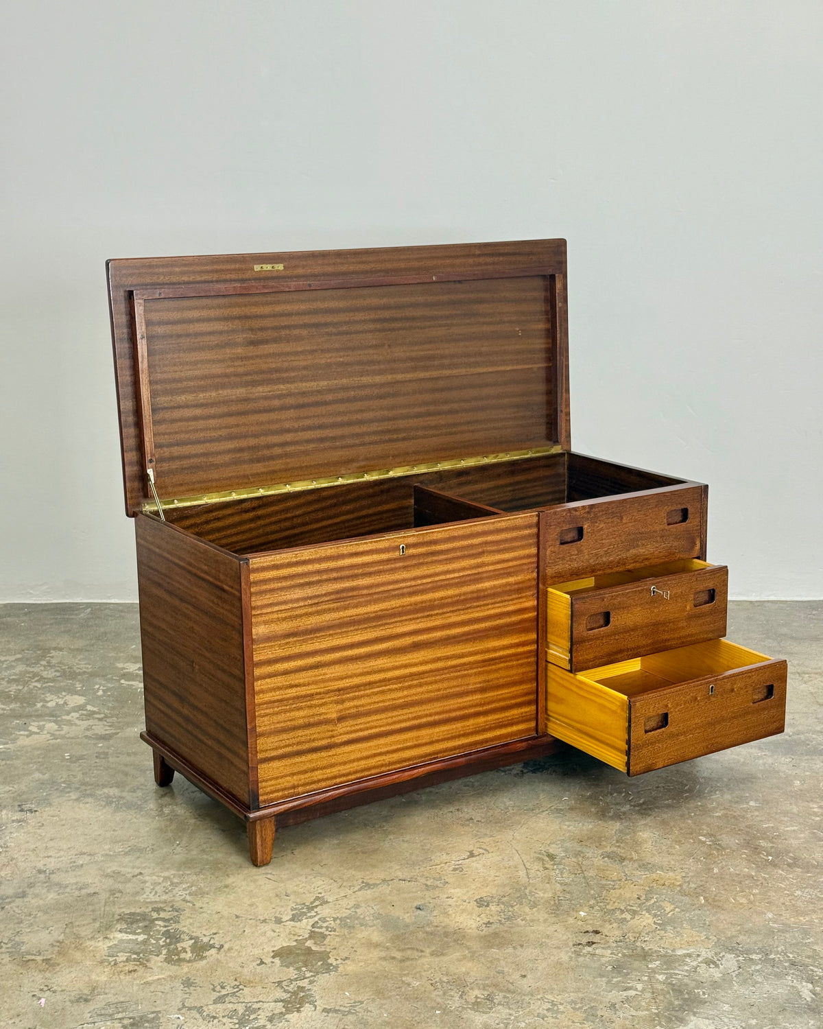 LARGE MID-CENTURY KIST
