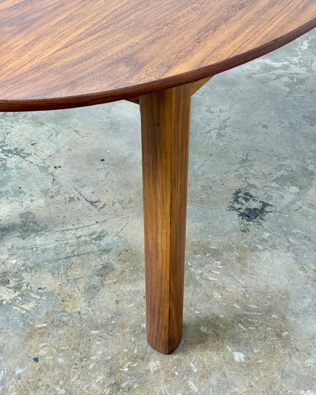 MID-CENTURY OVAL DINING TABLE - KALLENACH