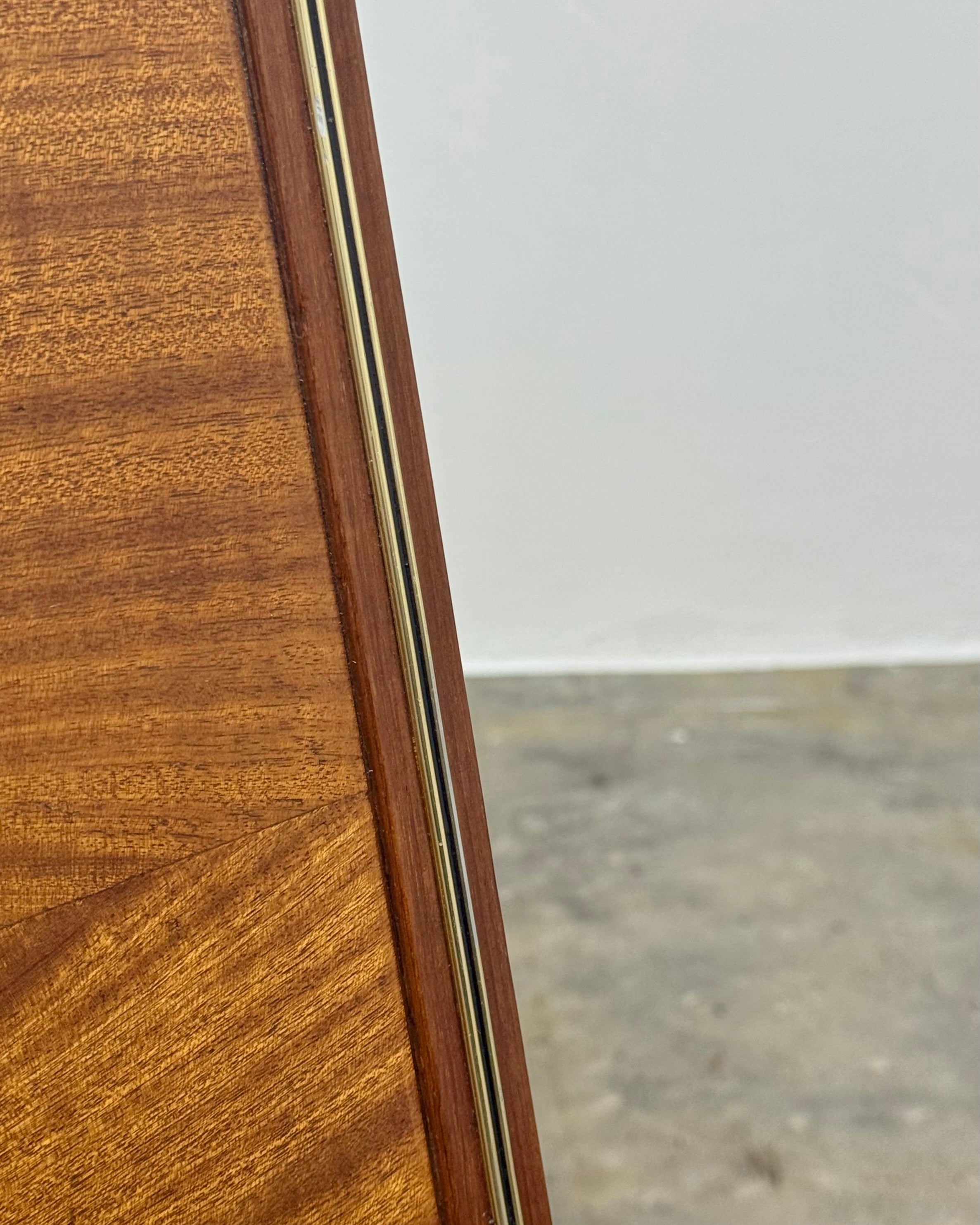 MID-CENTURY KIST