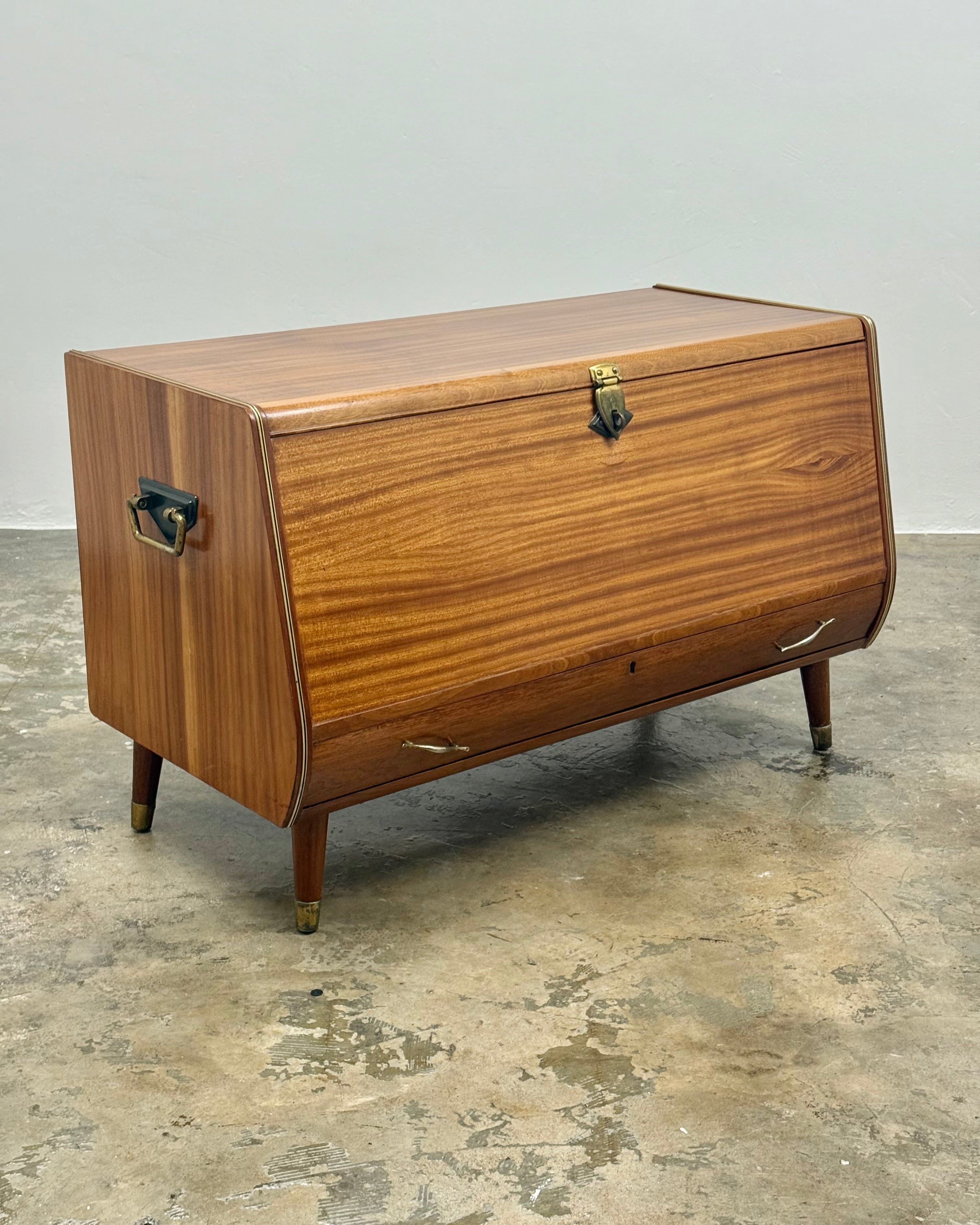 MID-CENTURY KIST