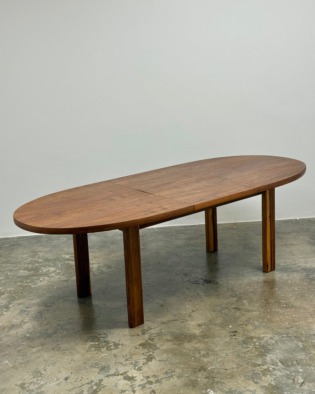 MID-CENTURY EXTENDABLE DINING TABLE IN KIAAT