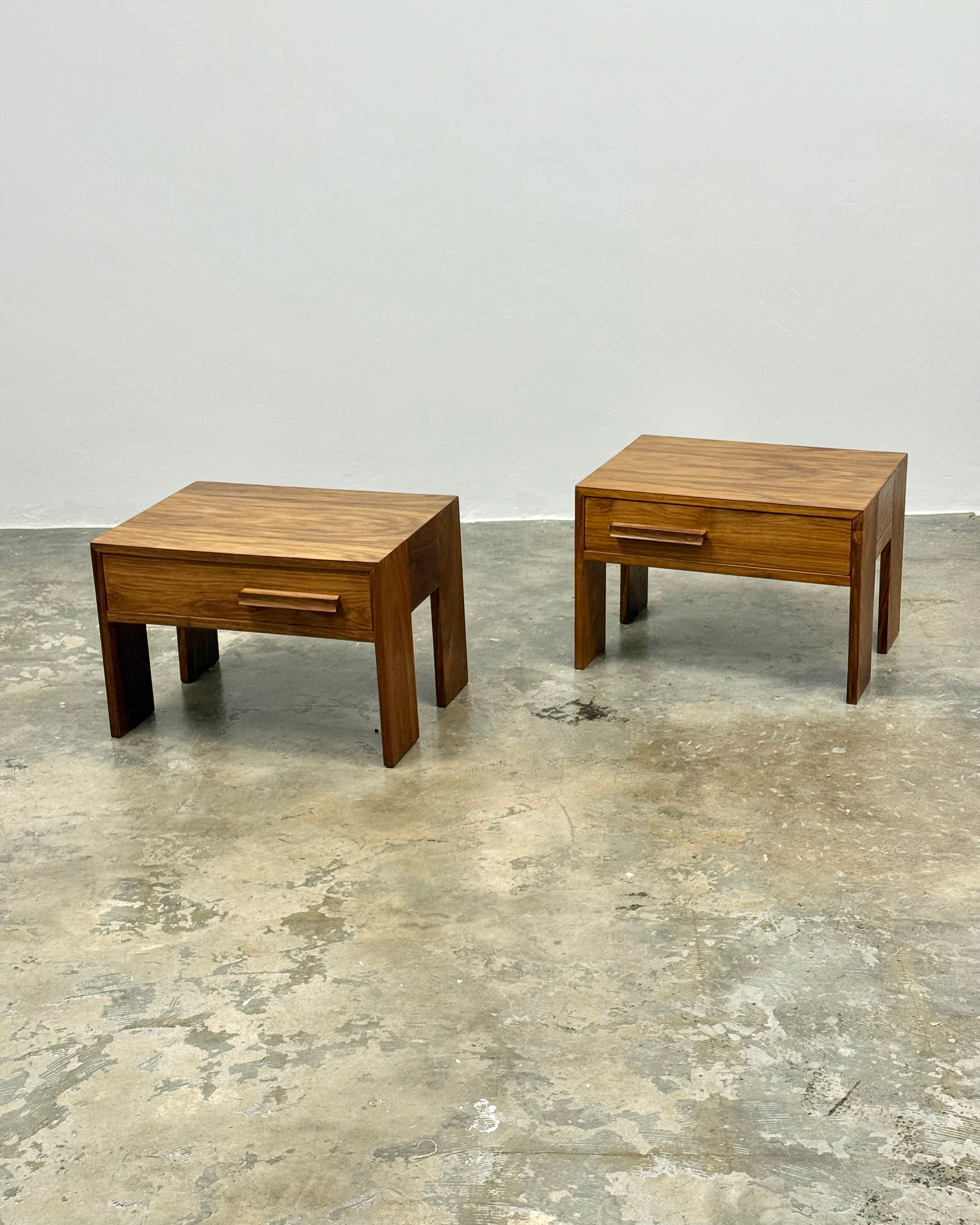PAIR OF MID-CENTURY PEDESTALS IN KIAAT