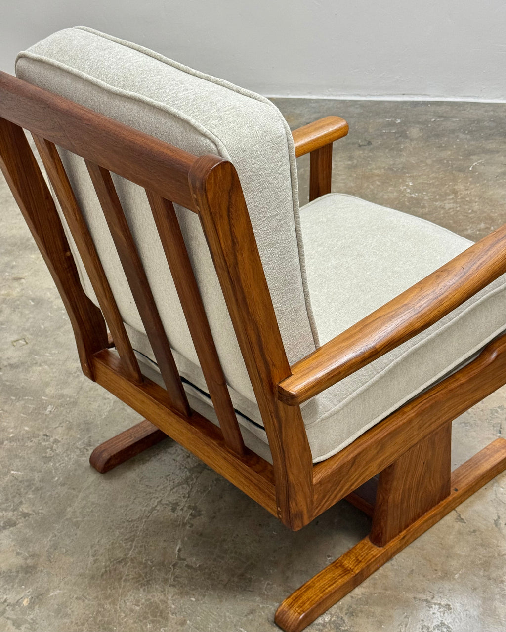 MID-CENTURY ARMCHAIR IN KIAAT