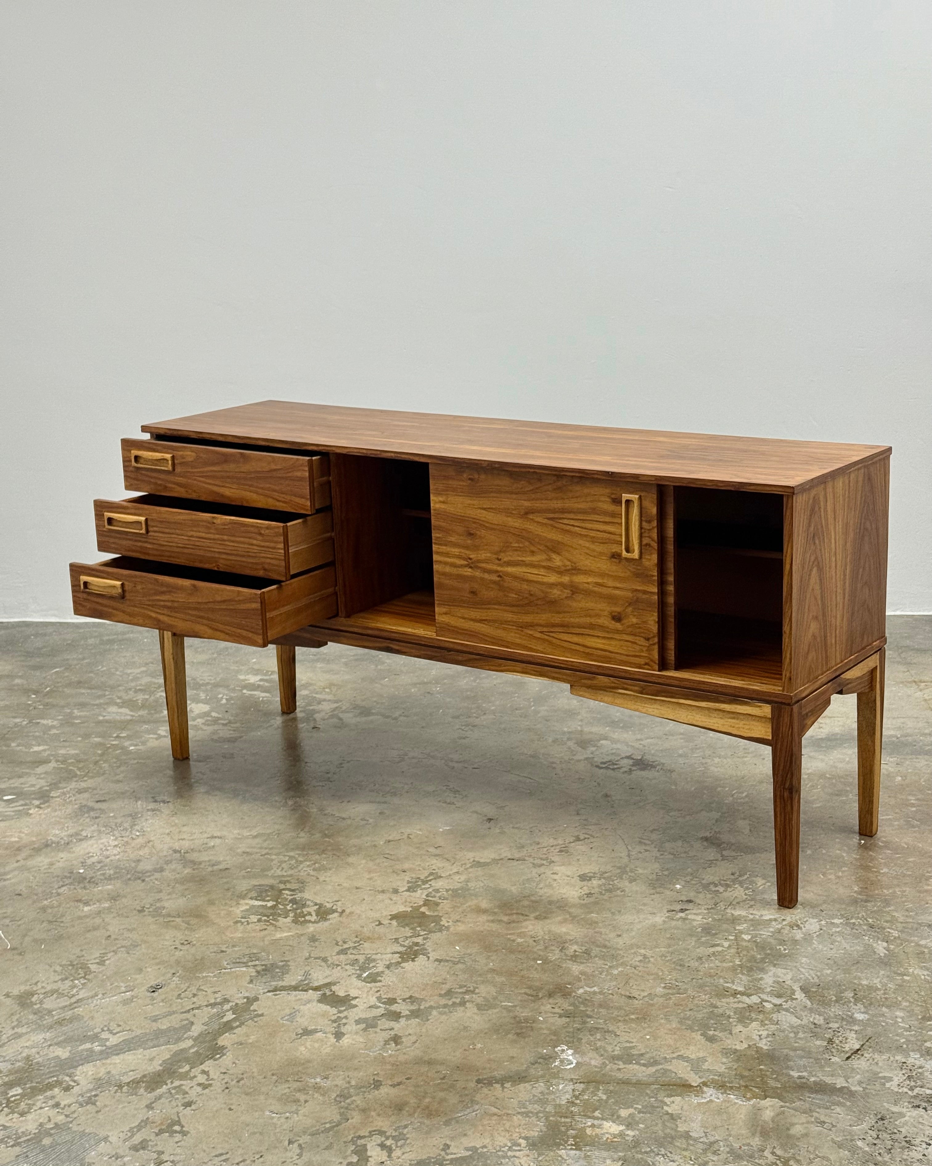 MID-CENTURY SIDEBOARD BY NOVOCRAFT
