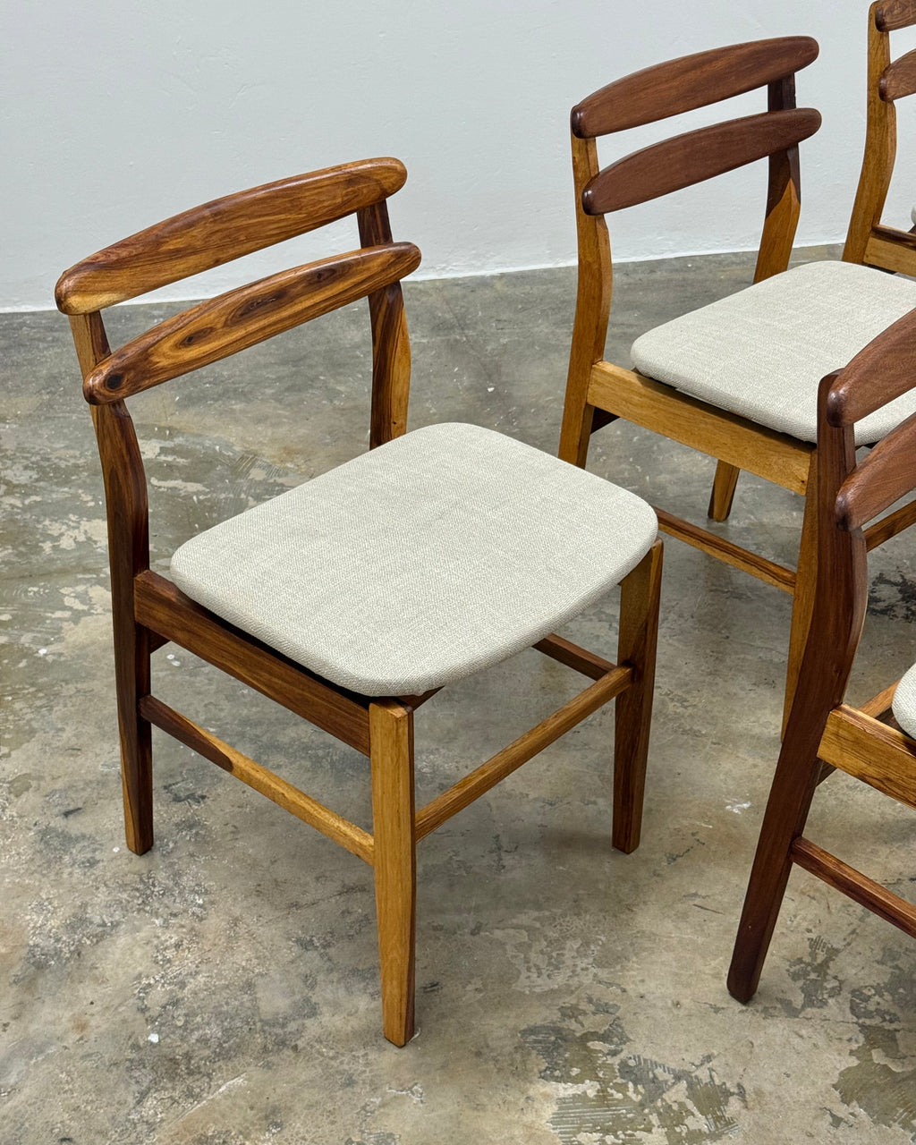 6 X MID CENTURY DINING CHAIRS IN KIAAT