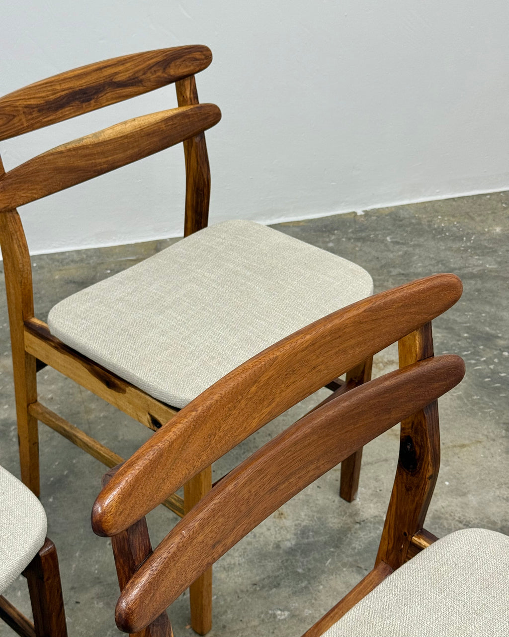 6 X MID CENTURY DINING CHAIRS IN KIAAT
