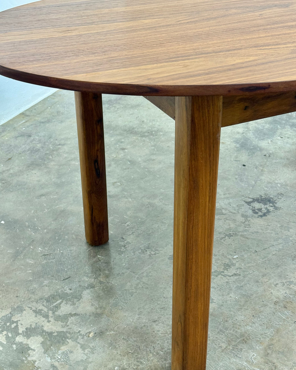 MID-CENTURY OVAL DINING TABLE - KALLENACH