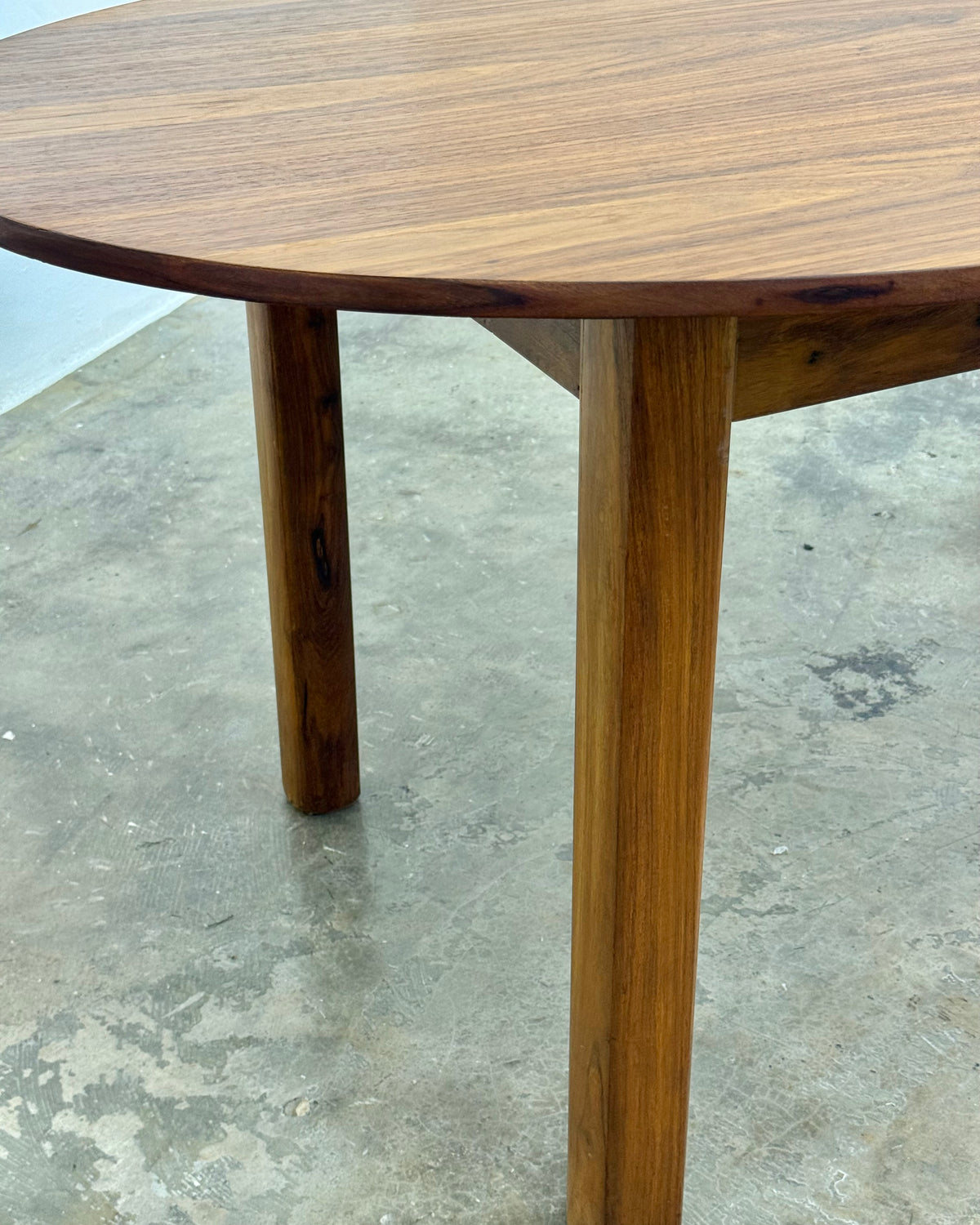 MID-CENTURY OVAL DINING TABLE - KALLENACH