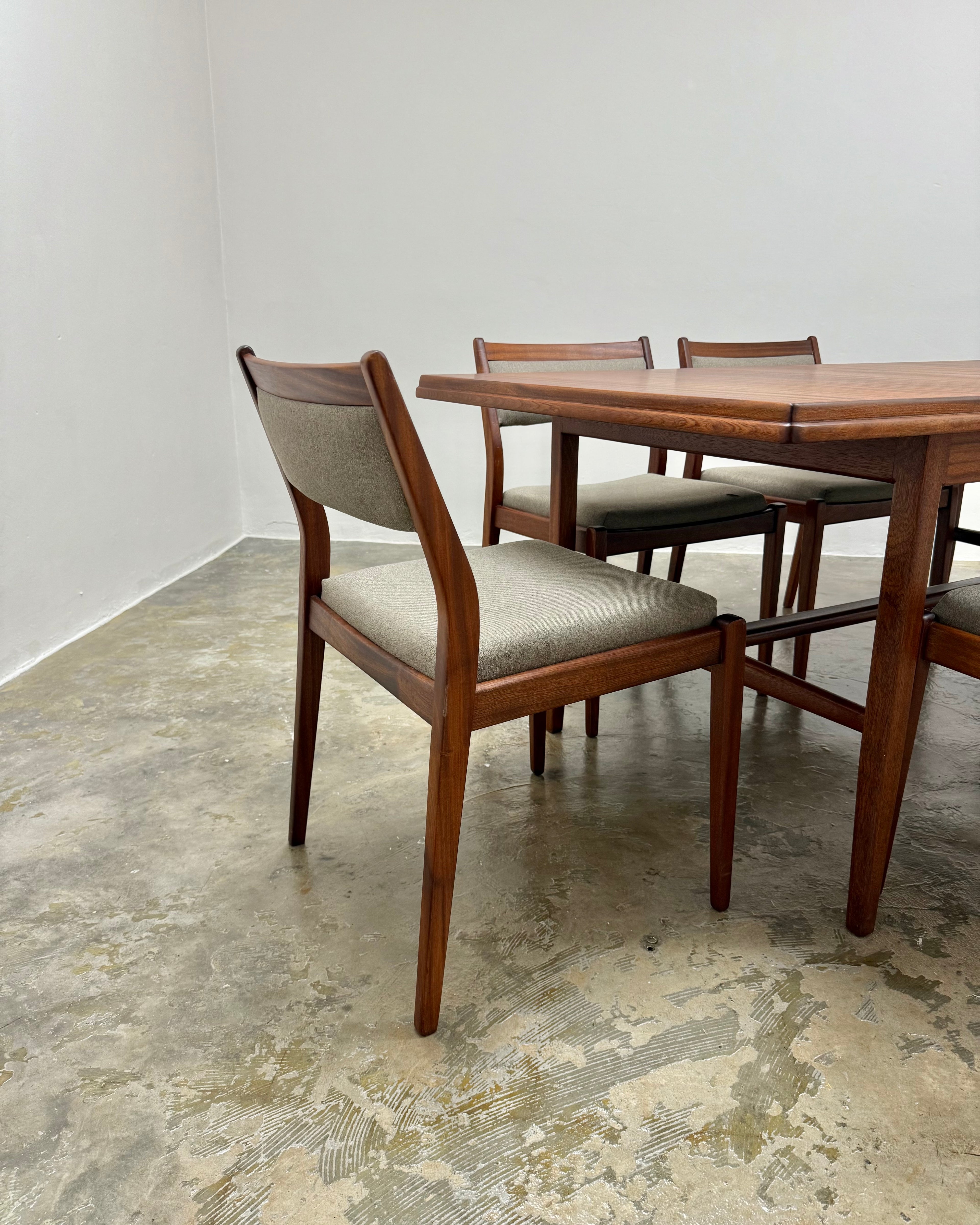 DS VORSTER DINING SET