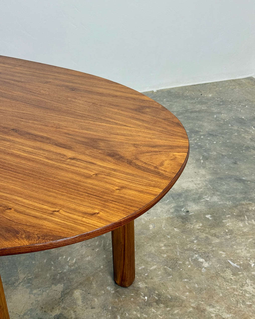 MID-CENTURY OVAL DINING TABLE - KALLENACH
