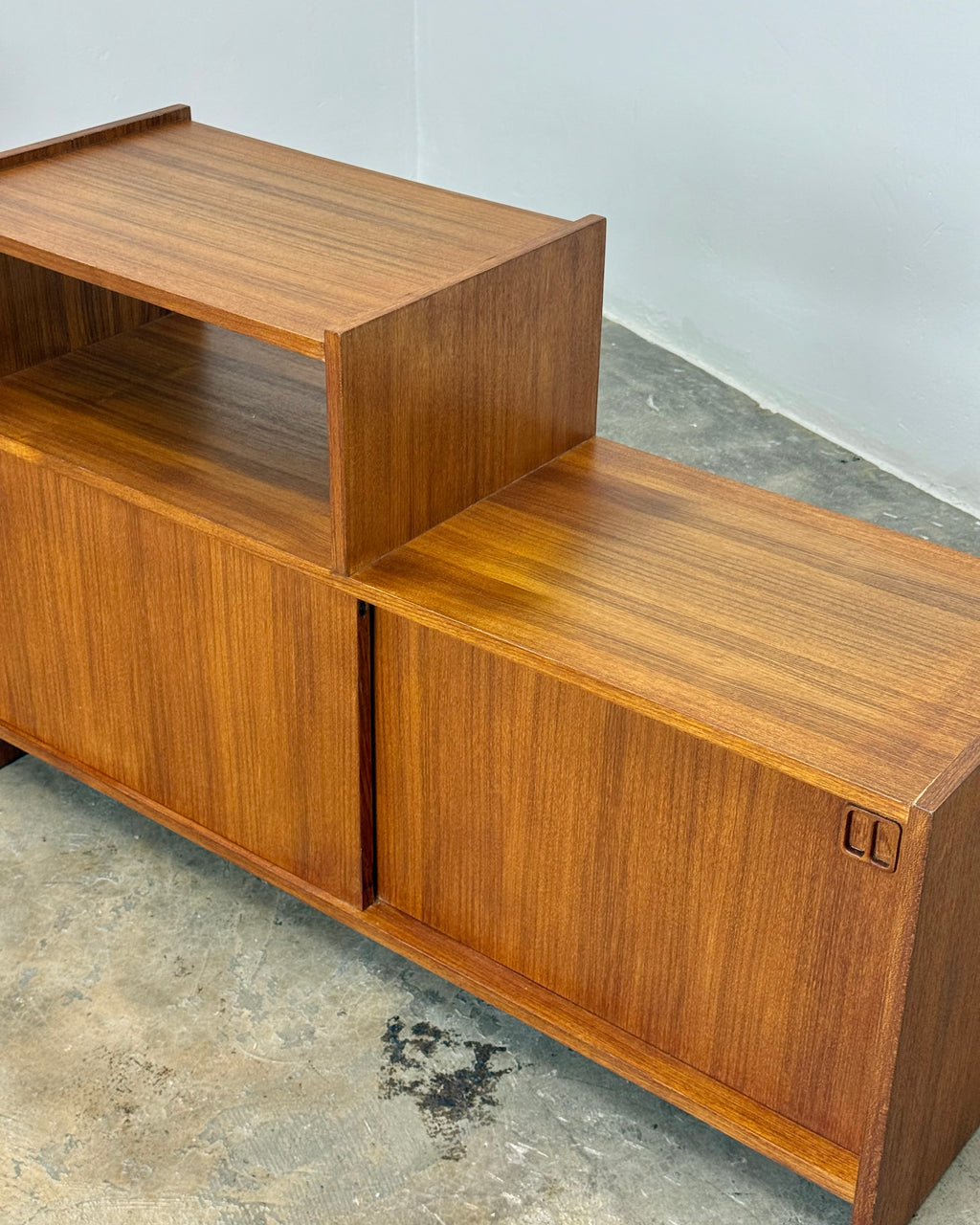 MID-CENTURY RECORD CABINET / HIFI STAND
