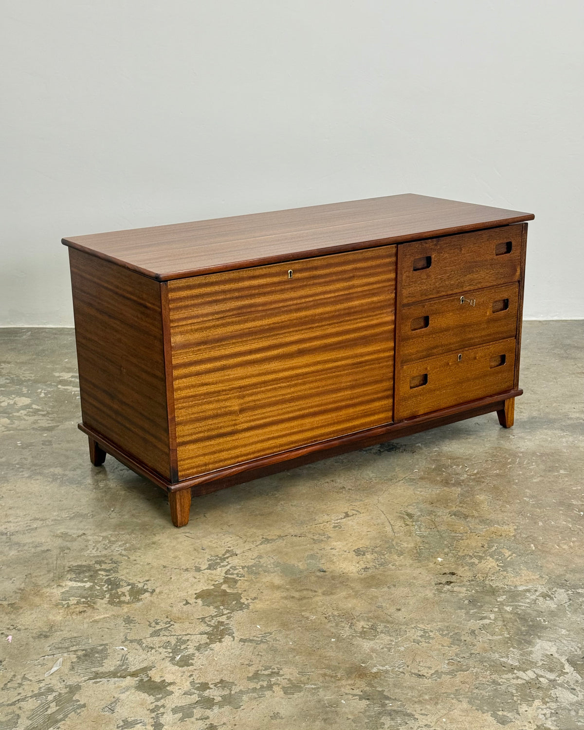 LARGE MID-CENTURY KIST