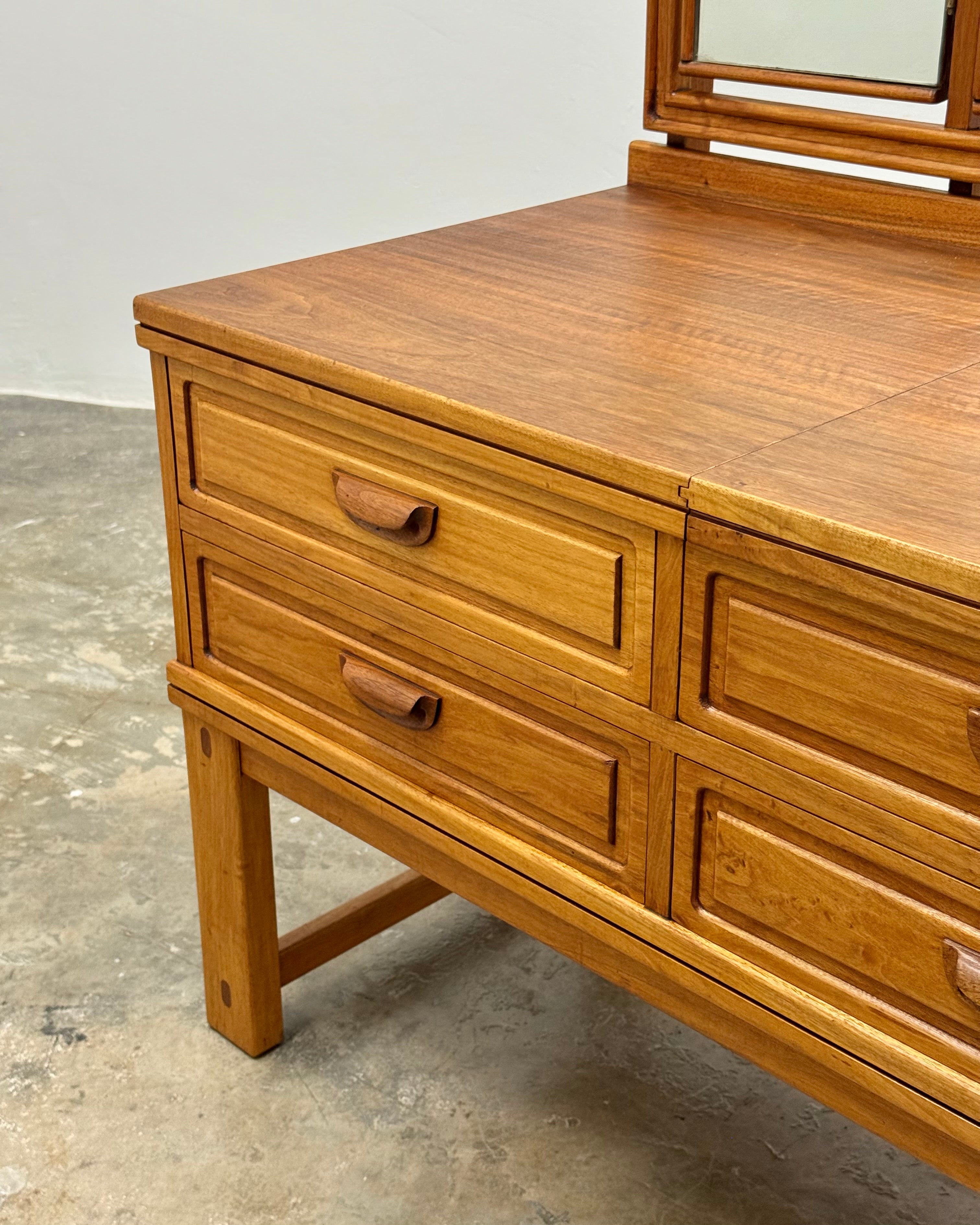 DRESSING TABLE BY TORRENTE