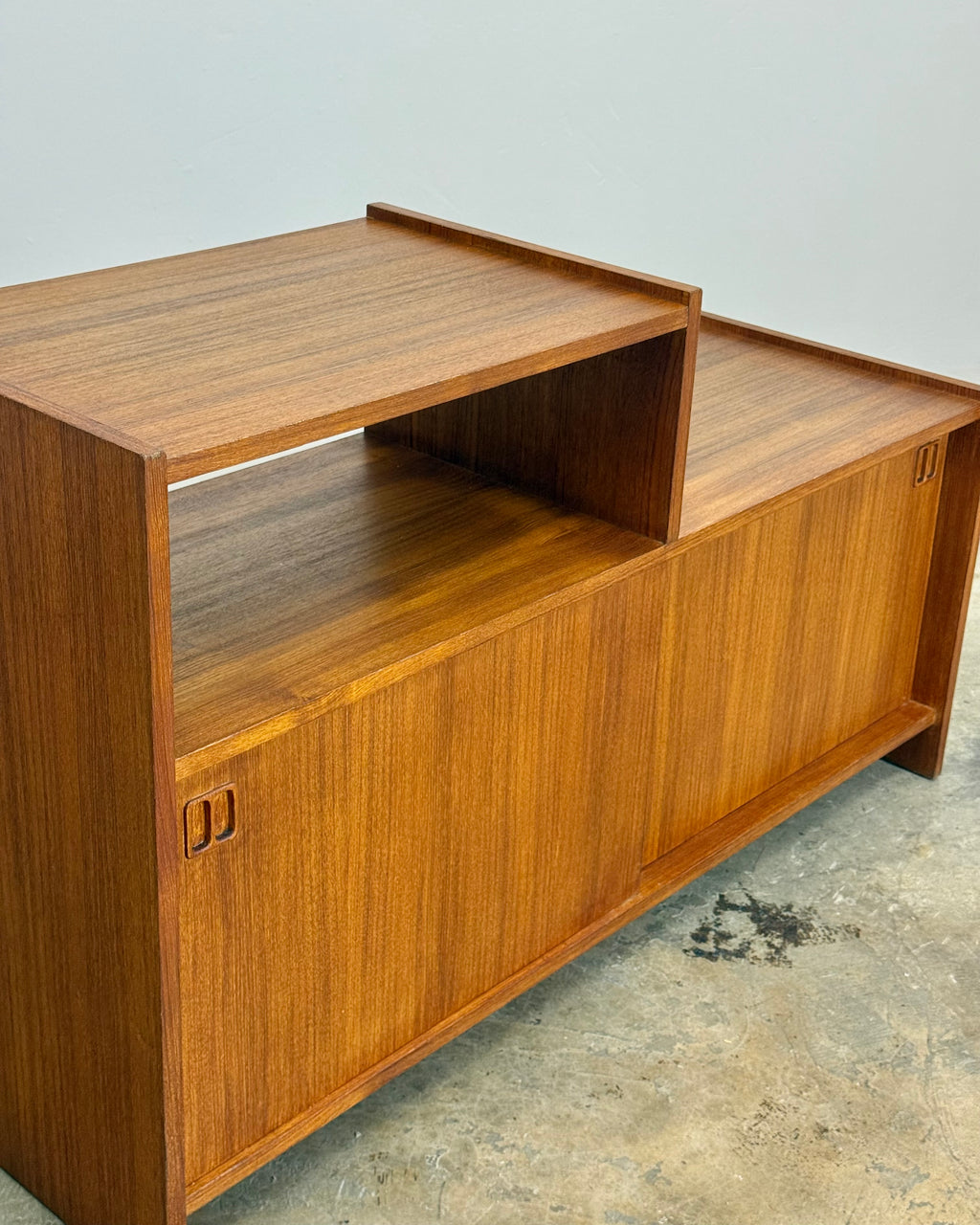 MID-CENTURY RECORD CABINET / HIFI STAND