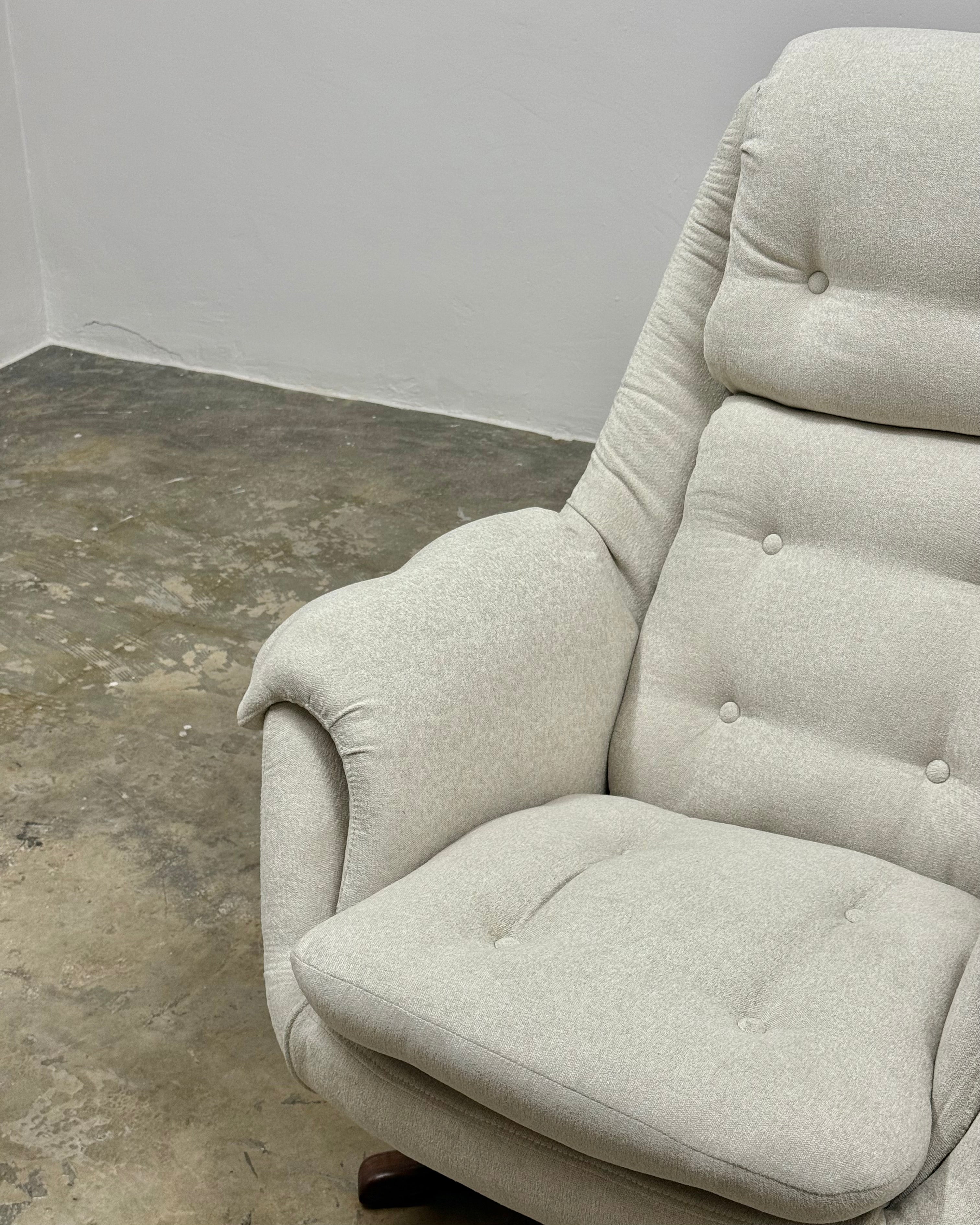 MID-CENTURY SWIVEL CHAIR BY GRAFTON EVEREST