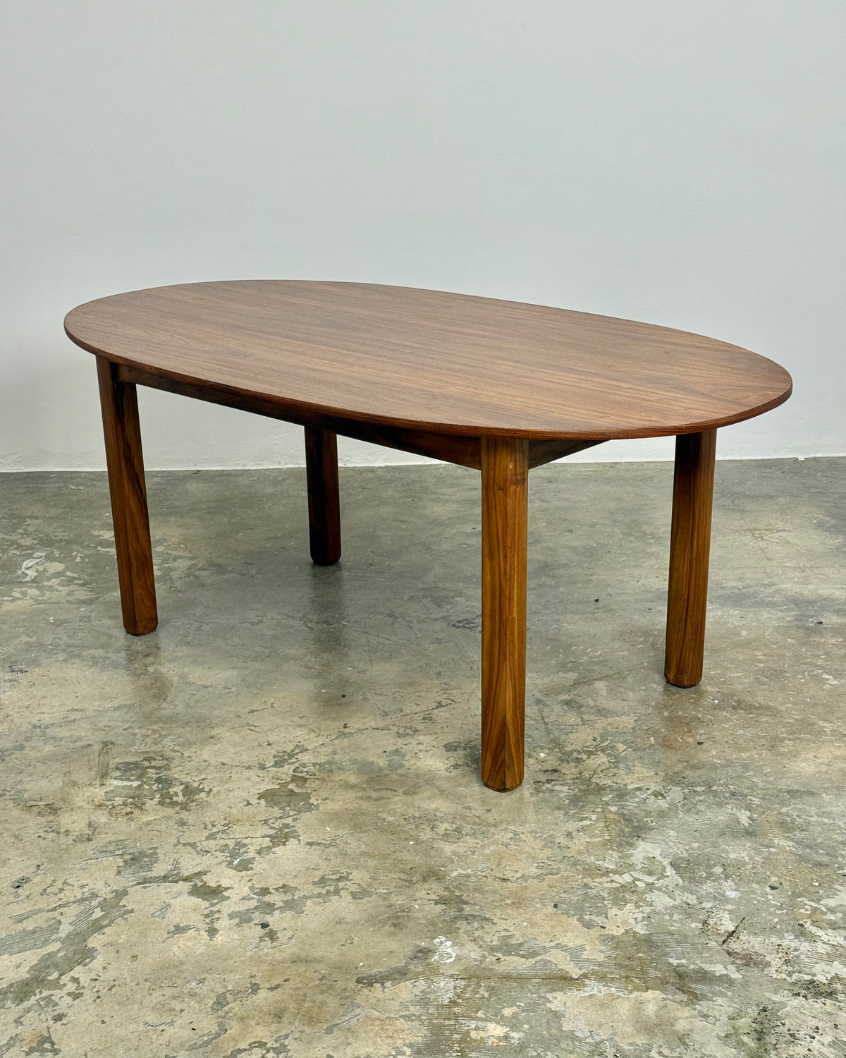 MID-CENTURY OVAL DINING TABLE - KALLENACH