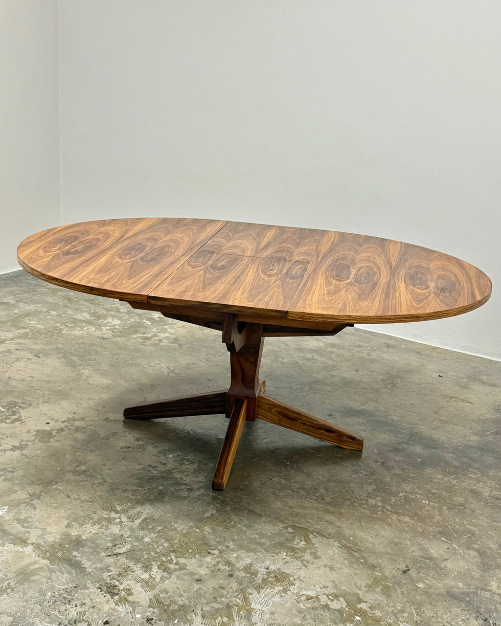 EXTENDABLE VINTAGE DINING TABLE - KIAAT