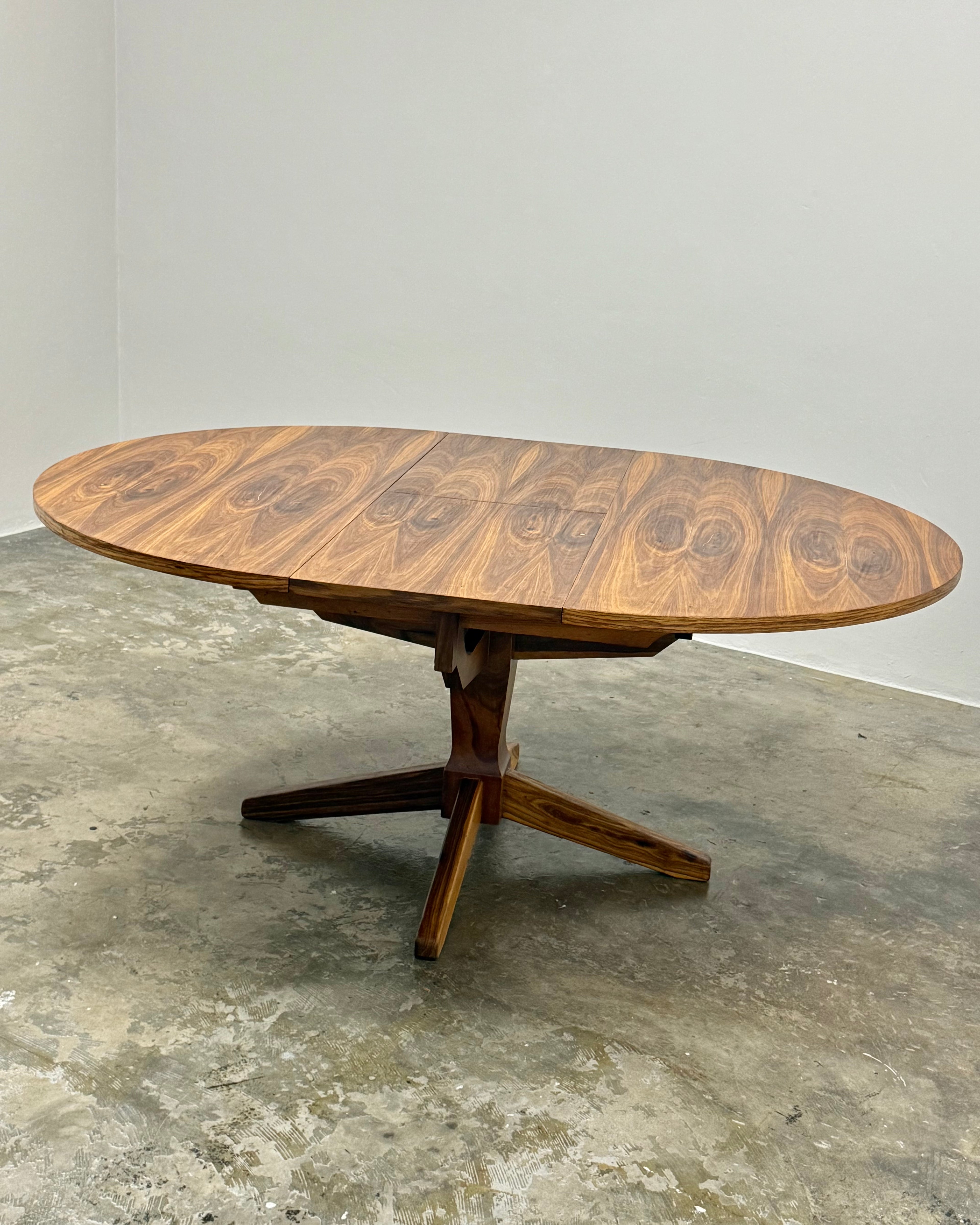 EXTENDABLE VINTAGE DINING TABLE - KIAAT