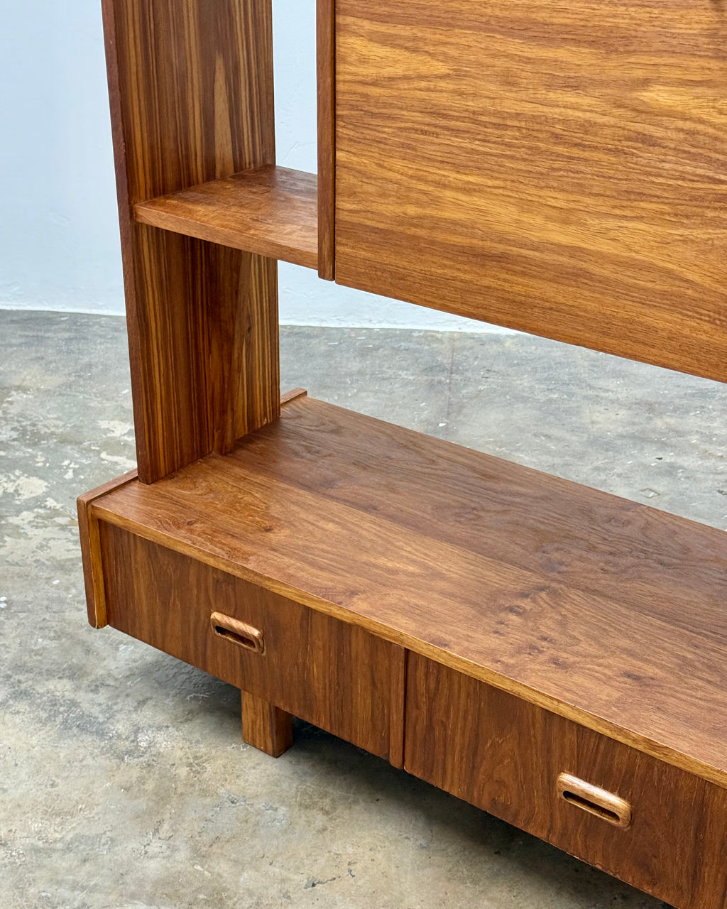 RETRO ROOM DIVIDER / LIQUOR CABINET