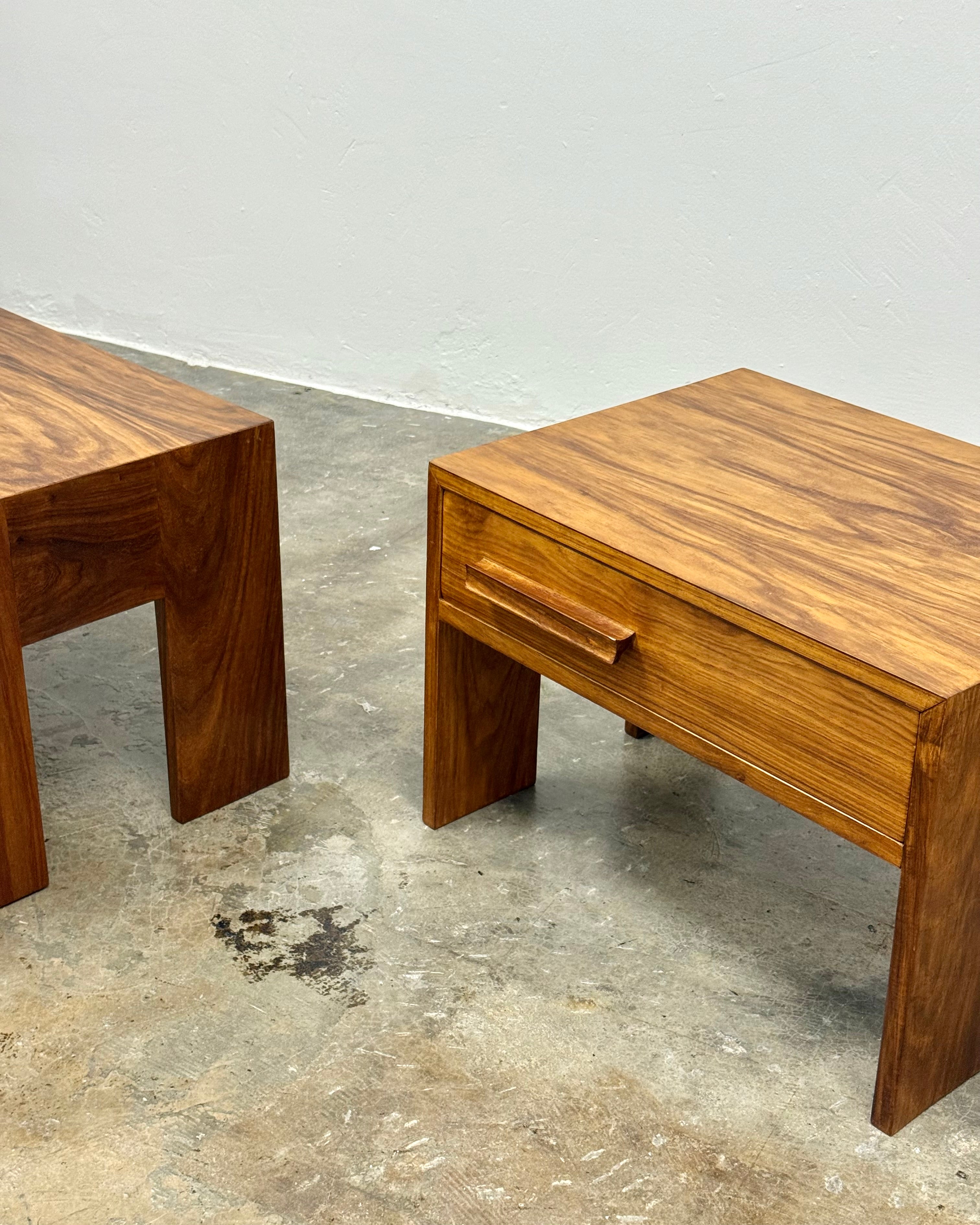 PAIR OF MID-CENTURY PEDESTALS IN KIAAT