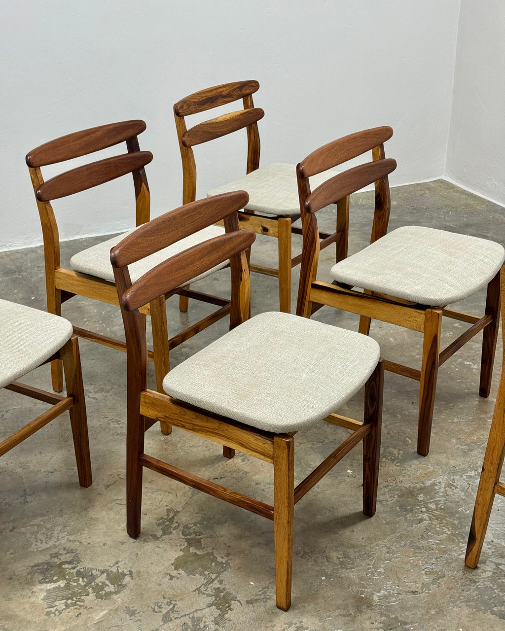 6 X MID CENTURY DINING CHAIRS IN KIAAT