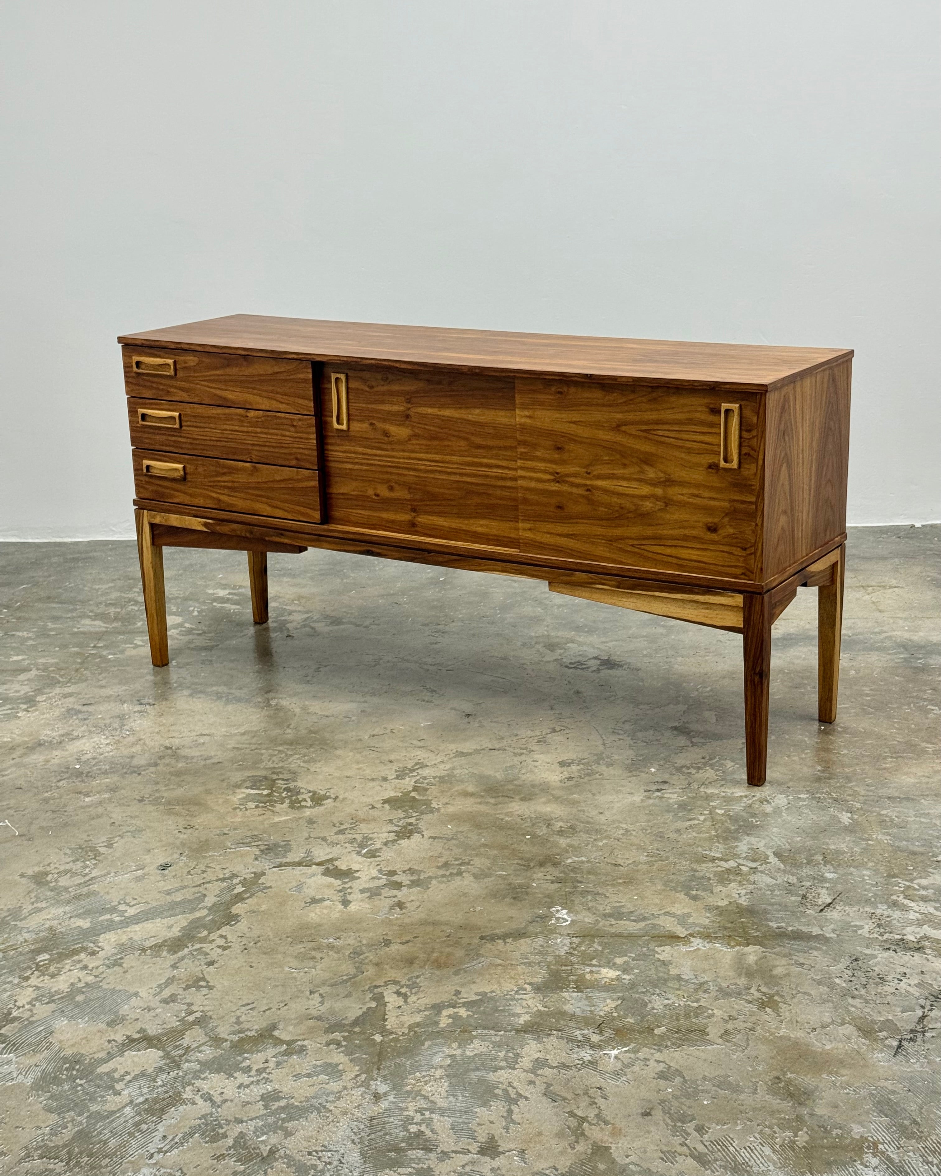 MID-CENTURY SIDEBOARD BY NOVOCRAFT