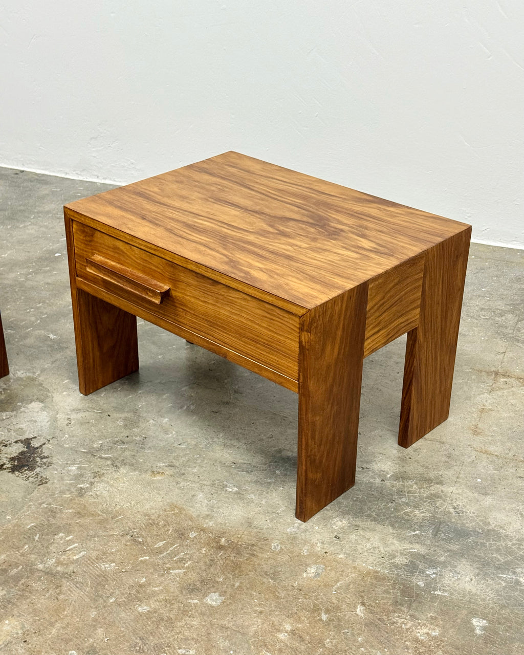 PAIR OF MID-CENTURY PEDESTALS IN KIAAT