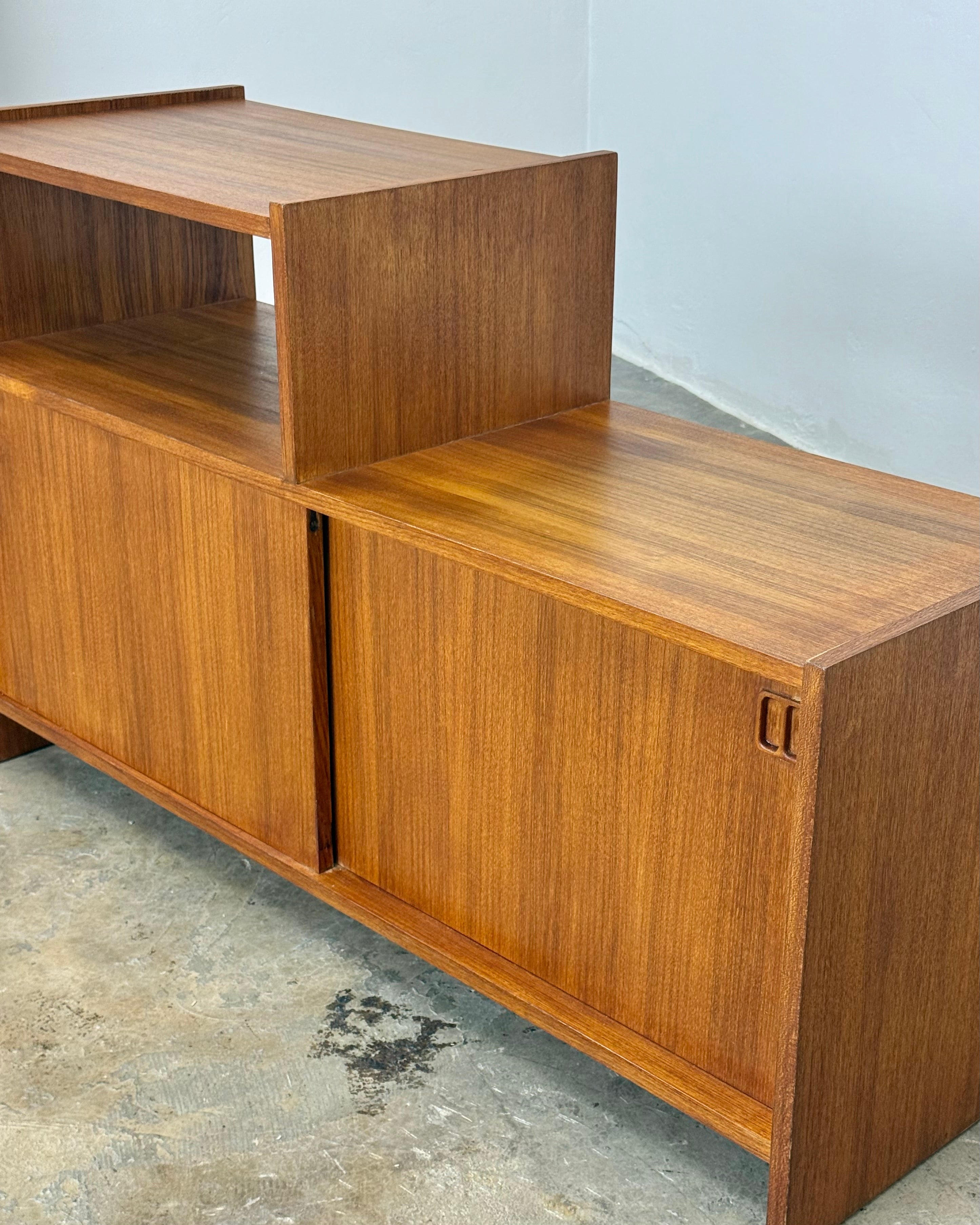 MID-CENTURY RECORD CABINET / HIFI STAND