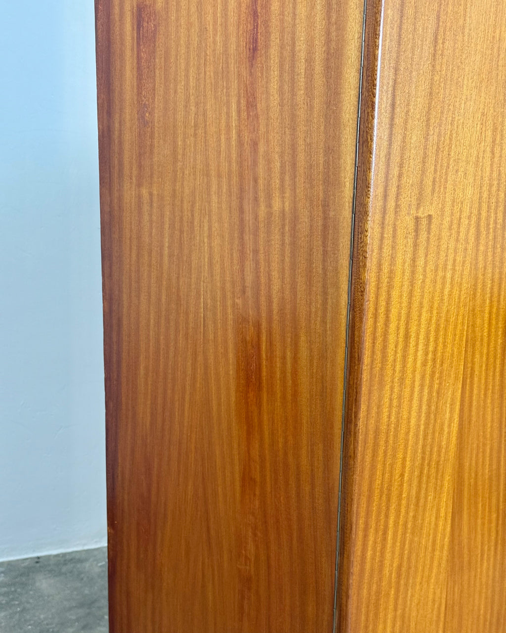 MEDIUM SIZED MID-CENTURY WARDROBE