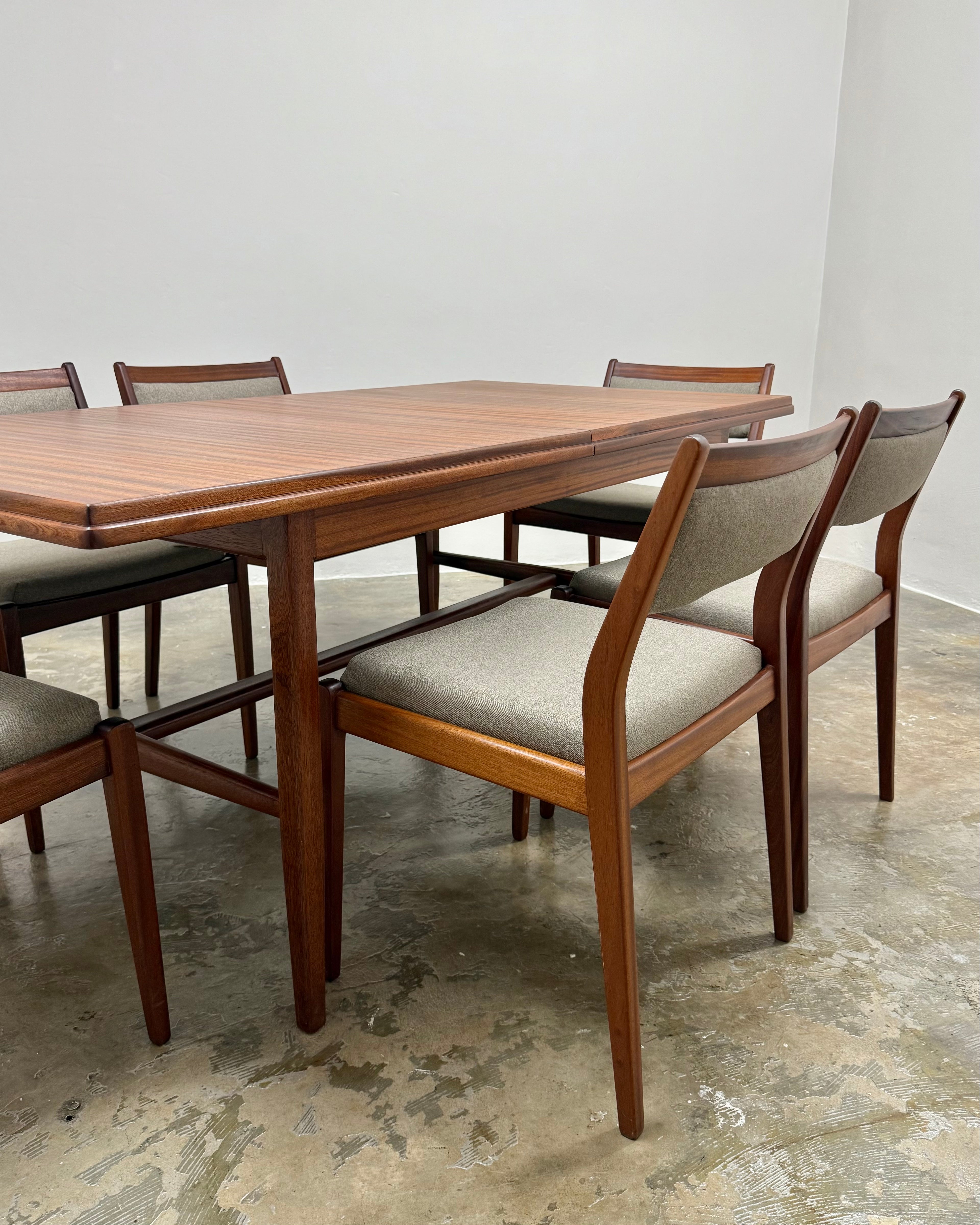 DS VORSTER DINING SET